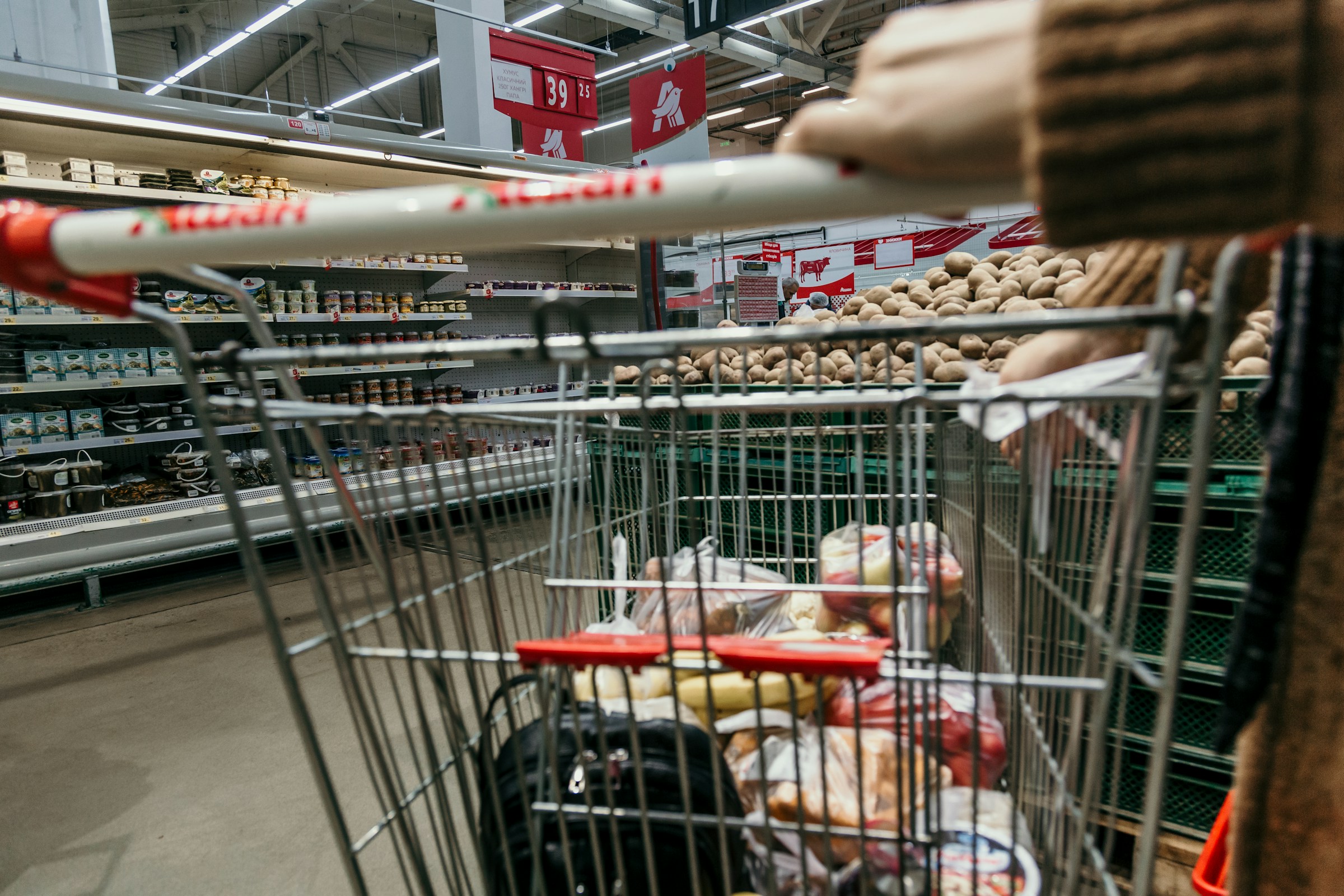 A cart in a grocery store | Source: Pexels