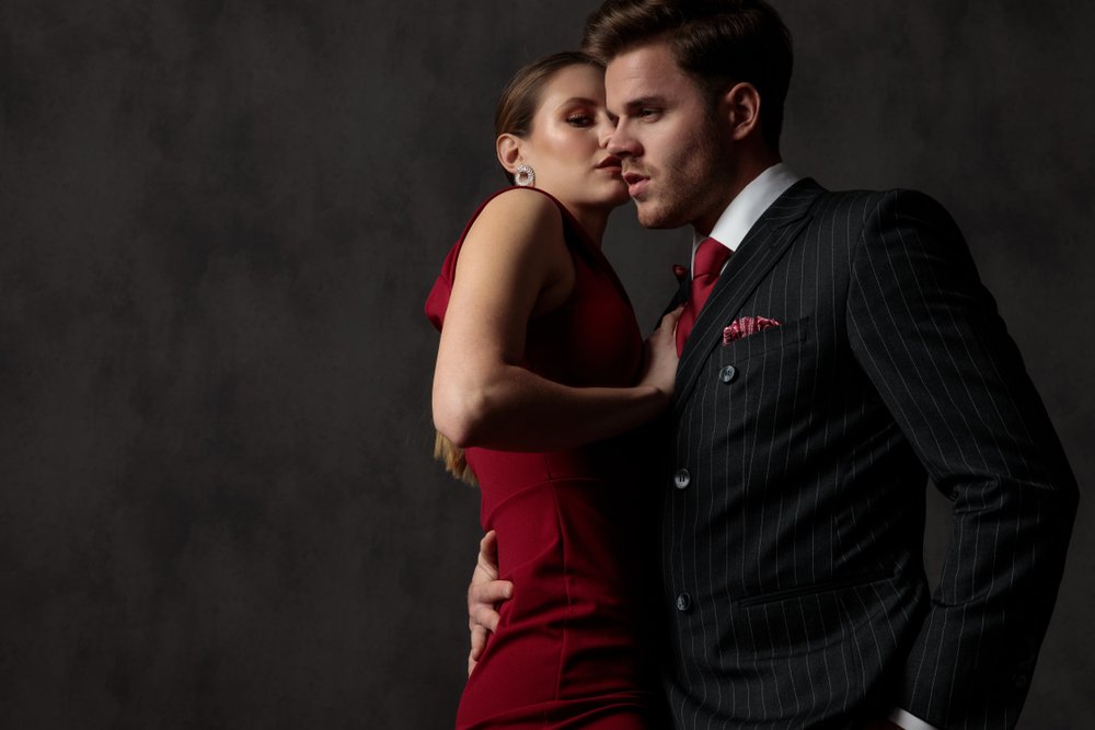 Joven pareja abrazándose de manera seductora. | Fuente: Shutterstock Joven pareja abrazándose de manera seductora. | Fuente: Shutterstock