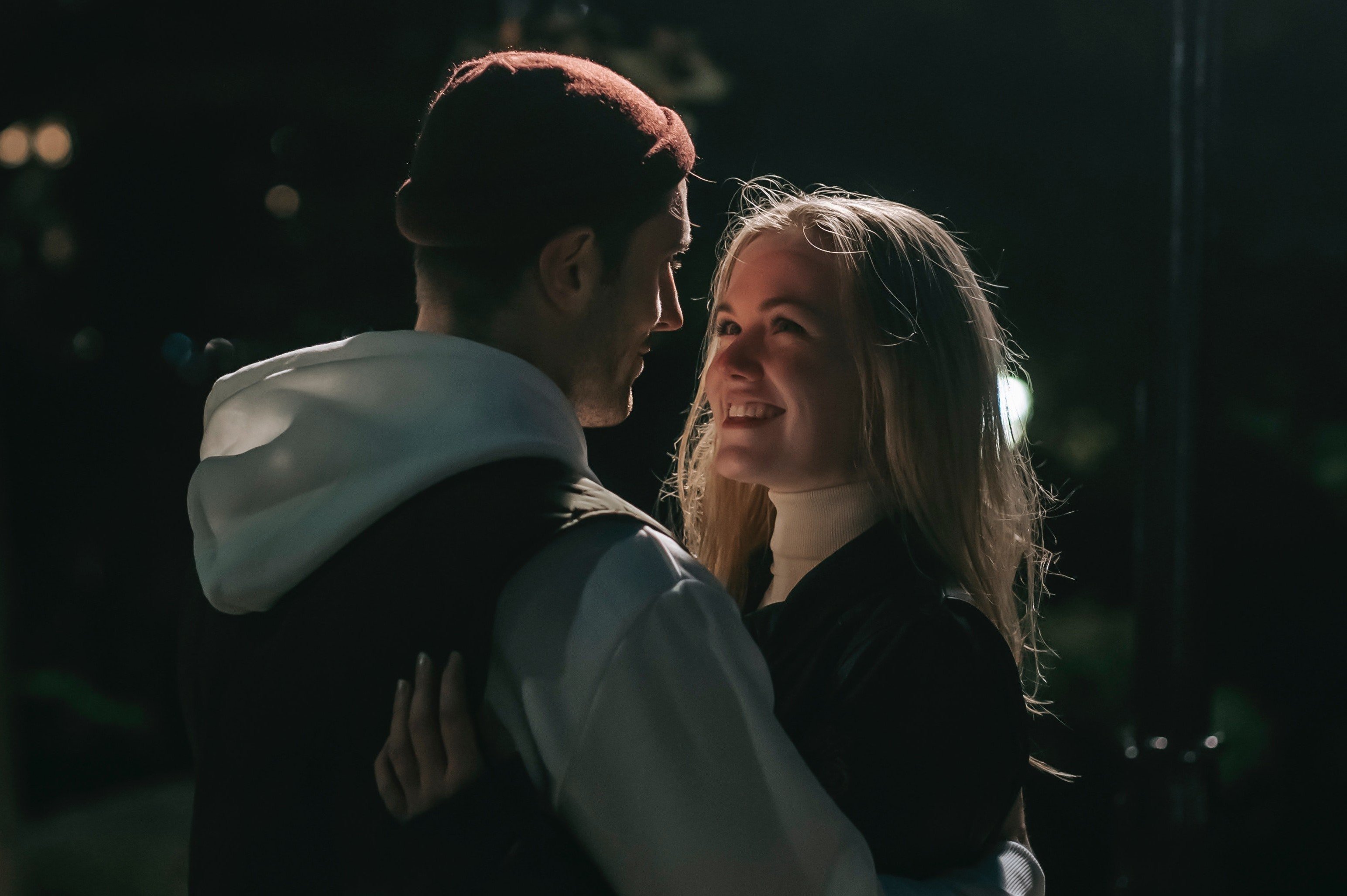 Una pareja joven y muy feliz se abraza mientras se mira a los ojos. | Foto: Pexels