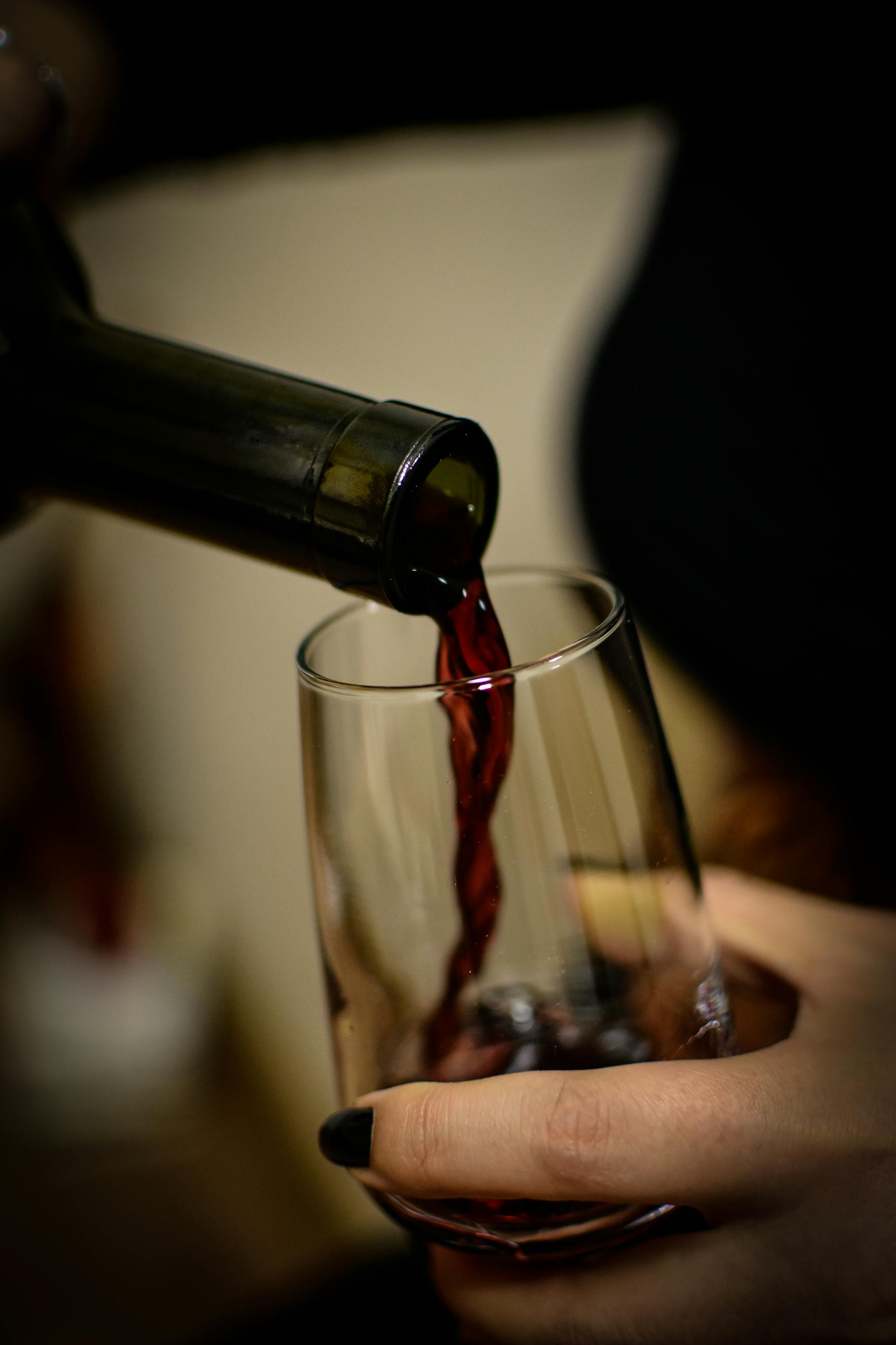 A woman pouring wine | Source: Pexels