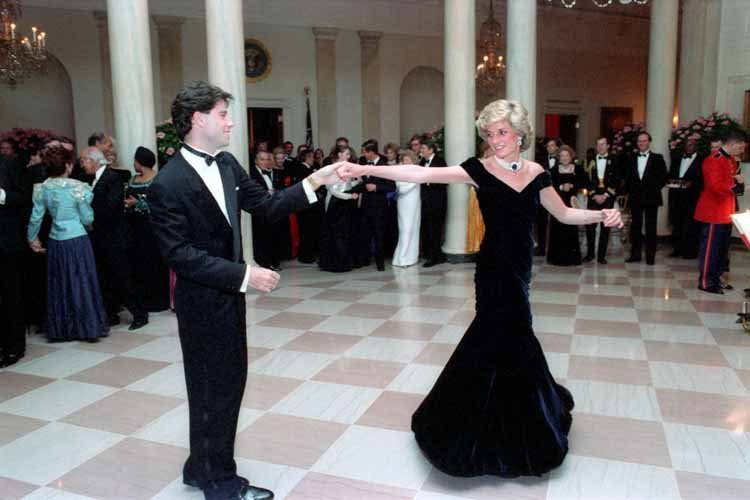 Prinzessin Diana und John Travolta beim Tanzen im Jahr 1985. | Quelle: Wikimedia Commons