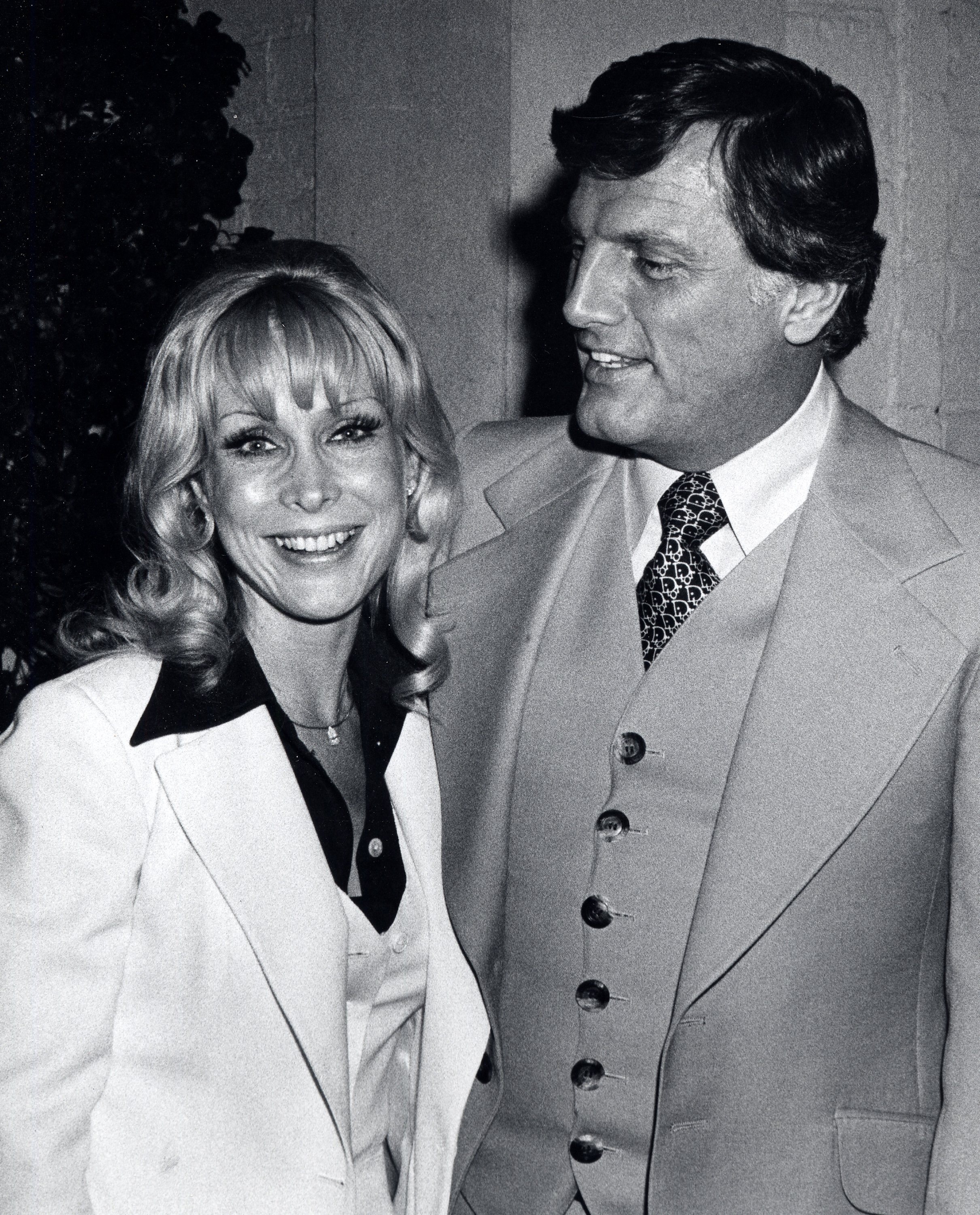 Barbara Eden and reporter Charles Fegert being photographed on March 26, 1976, at Chasen's Restaurant in Beverly Hills, California. | Source: Getty Images