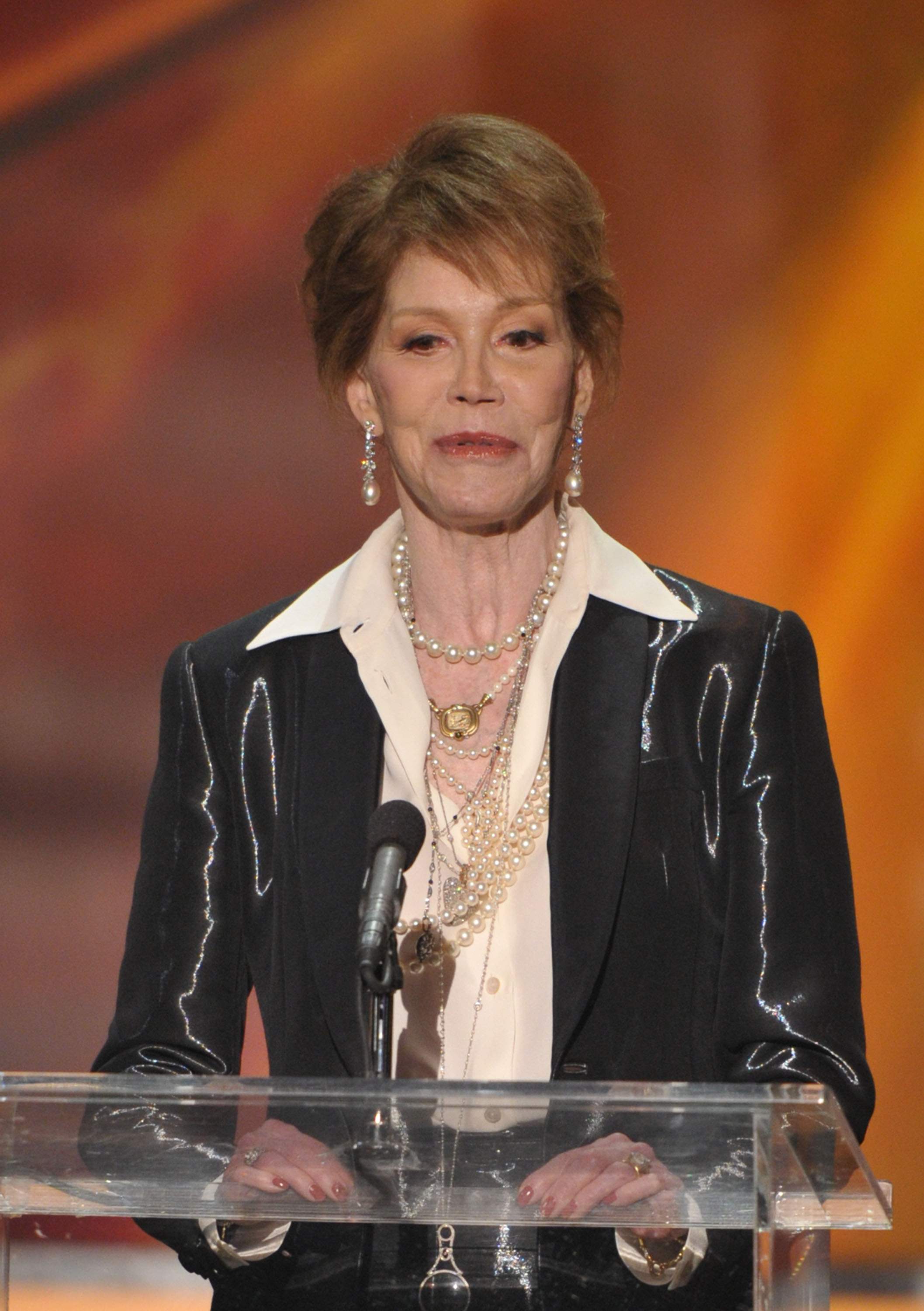 Actress Mary Tyler Moore speaks onstage during The 18th Annual Screen Actors Guild Awards broadcast on TNT/TBS at The Shrine Auditorium on January 29, 2012 in Los Angeles, California | Source: Getty Images