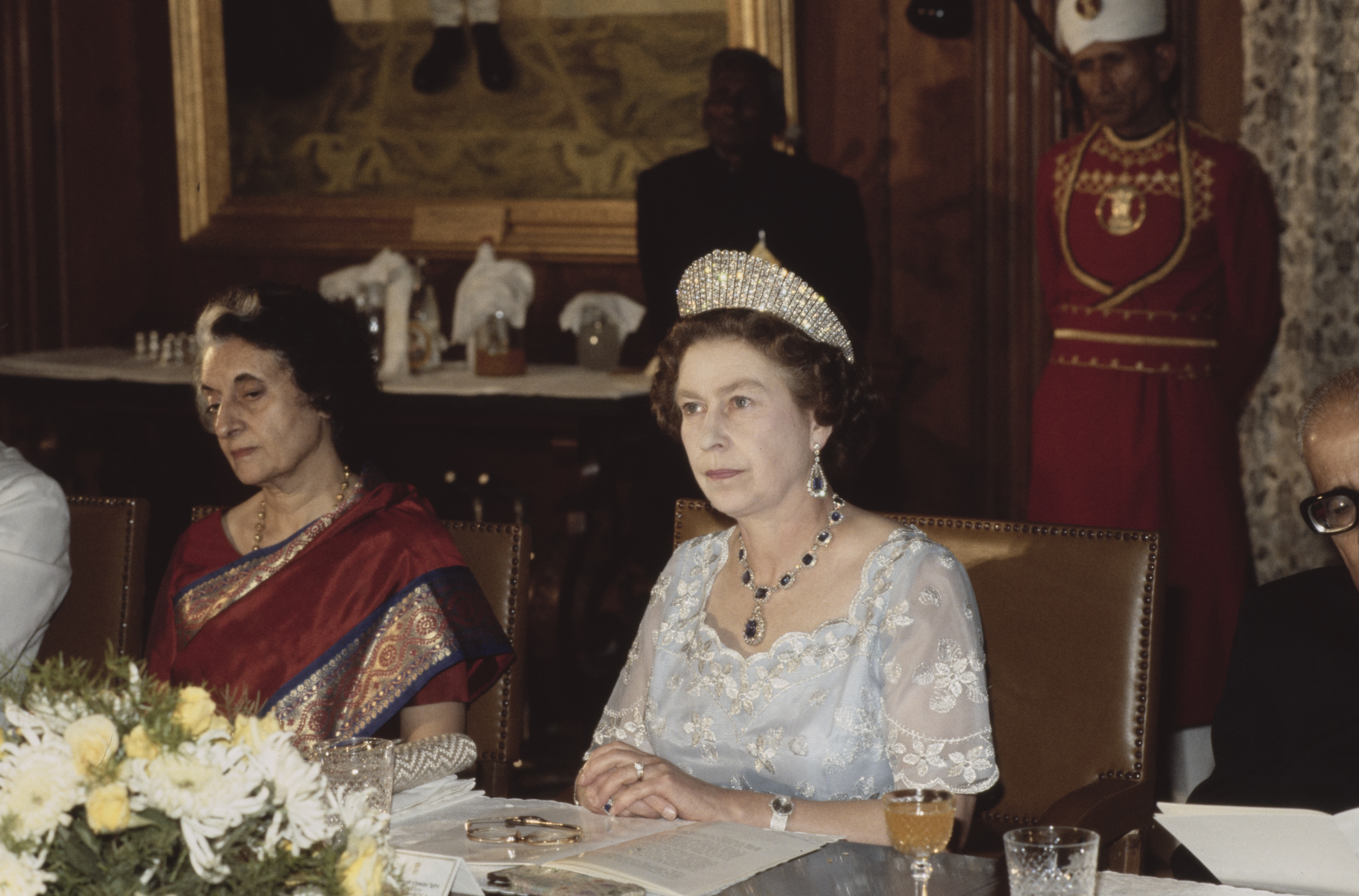 Queen Elizabeth II wears the Kokoshnik Tiara at a state banquet in Delhi, India, on November 18, 1983 | Source: Getty Images