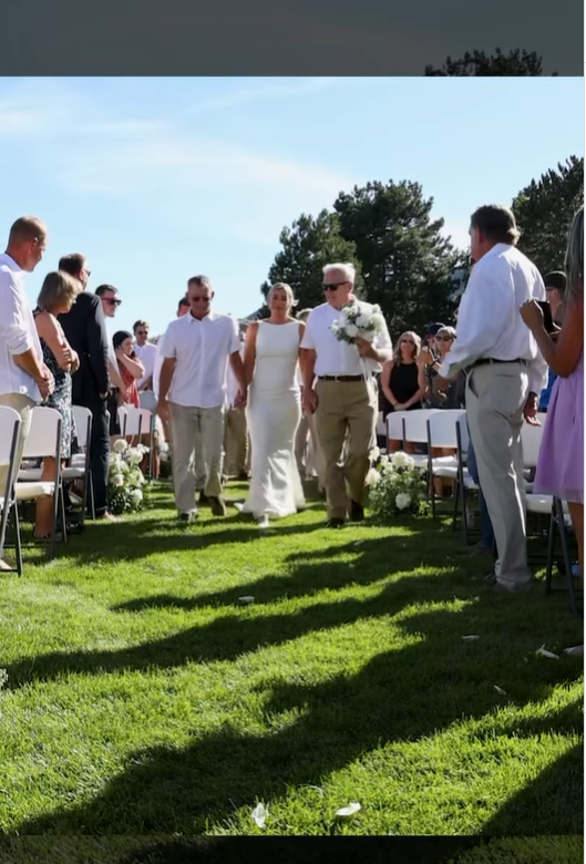 Ivy Jacobsen wird an ihrem Hochzeitstag den Gang hinunter begleitet, Foto vom 25. Juli 2023 | Quelle: Instagram/srofficerivy
