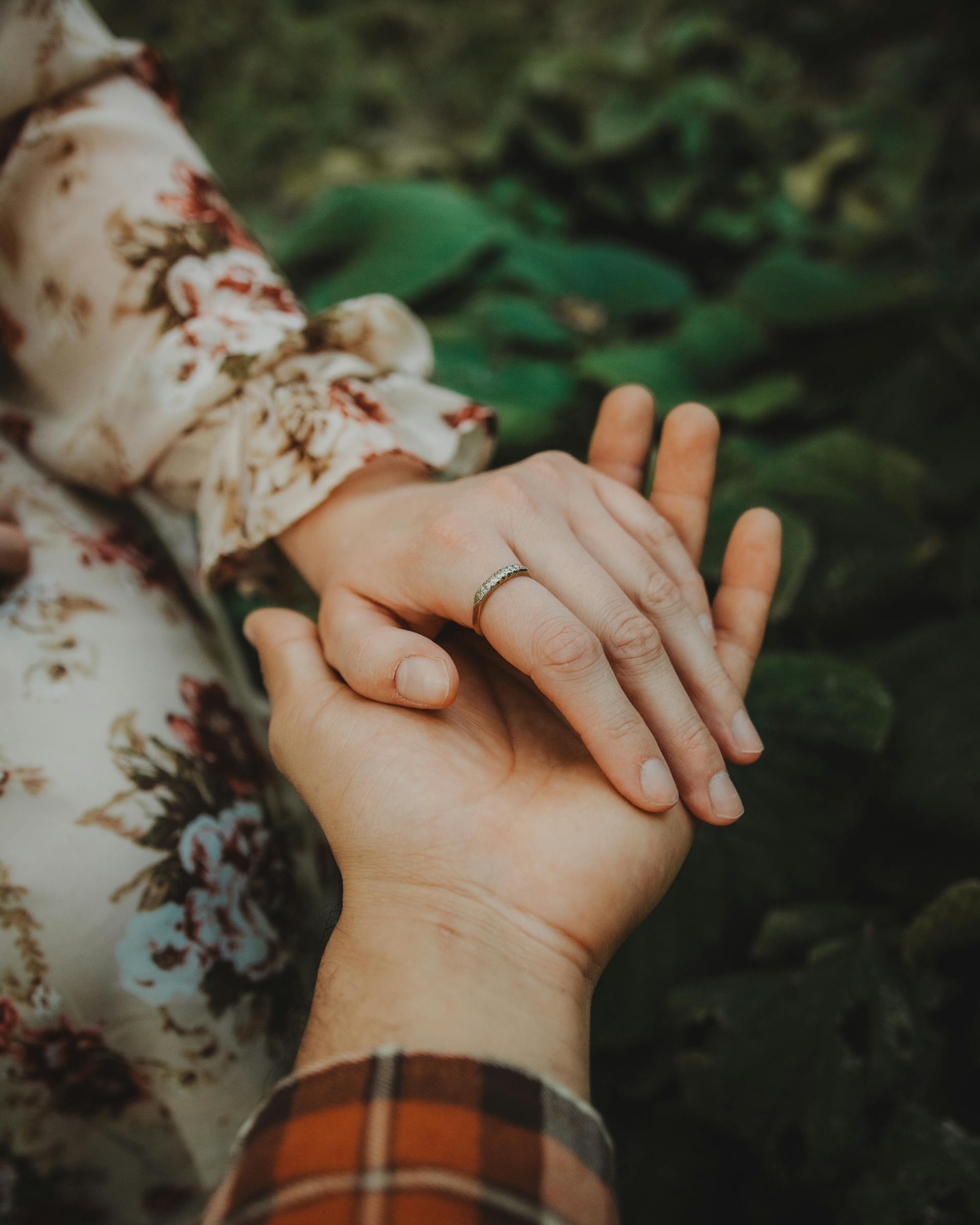 Close-up of a couple holding hands | Source: Pexels