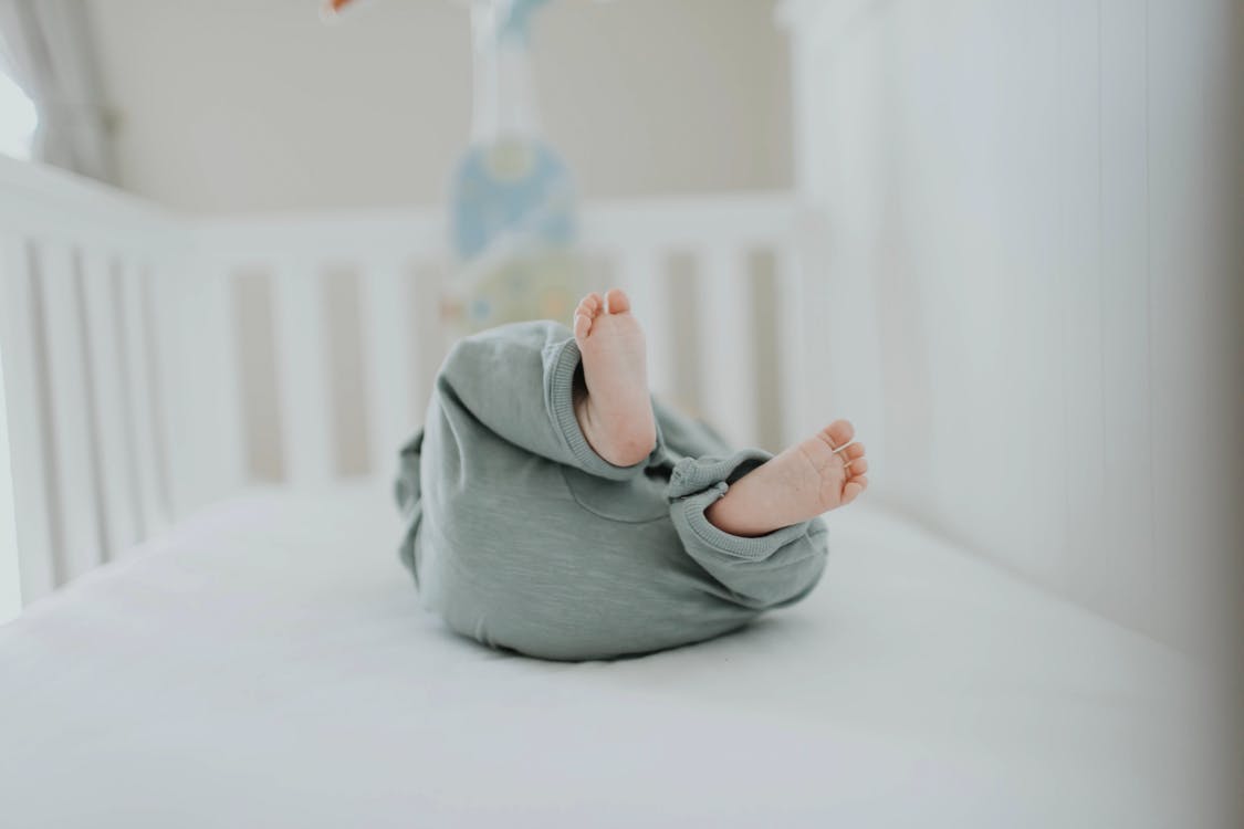 Una bebé en su cuna. | Foto: Pexels