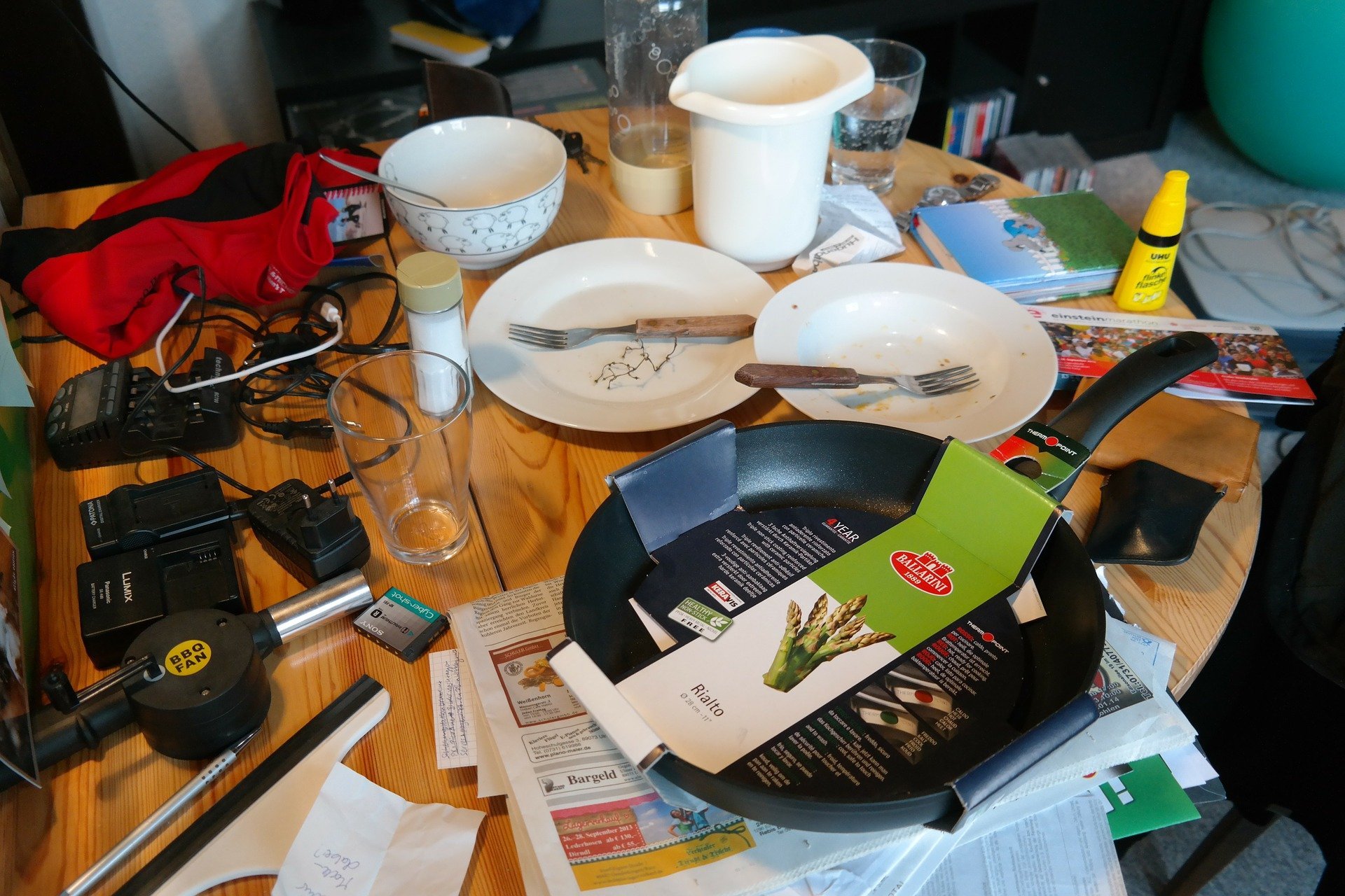 Cluttered mess on the dinner table. | Source: Hans Braxmeier/Pixabay