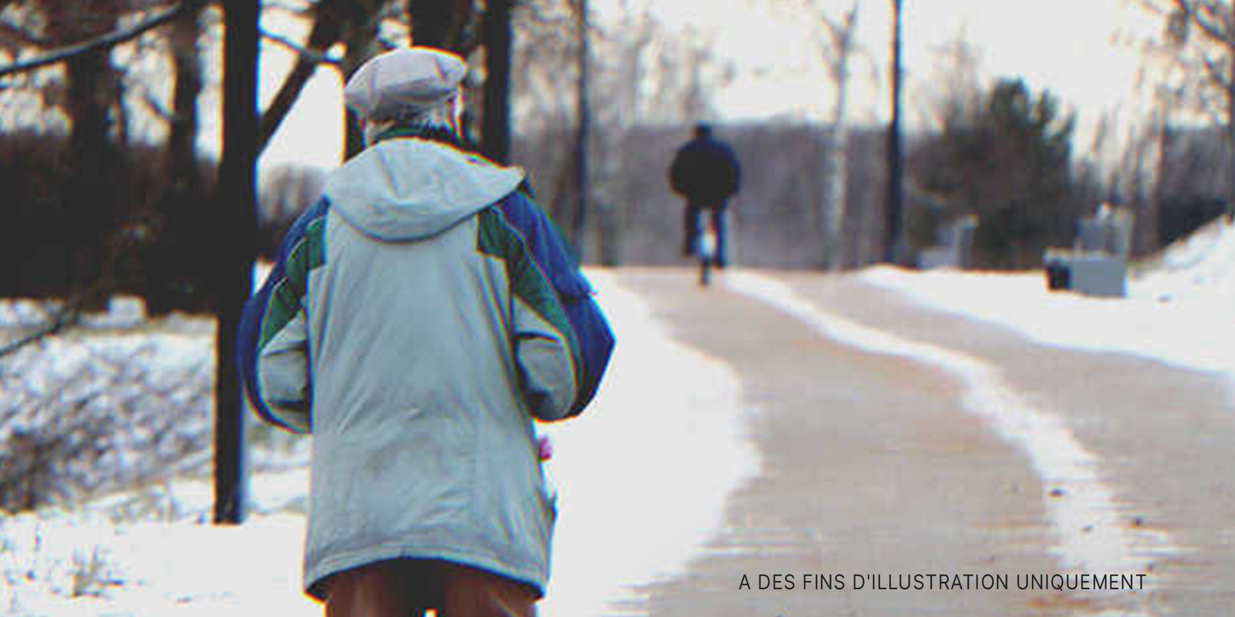 Une personne âgée marchant seule dans la rue enneigée | Source : Shutterstock