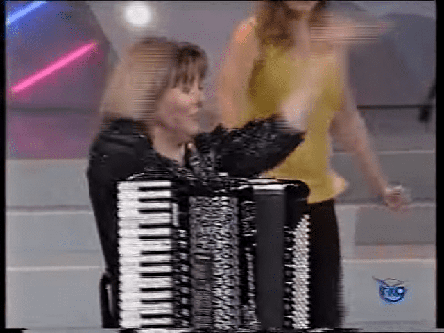 María Jesús encantó a los niños│Imagen tomada de: YouTube / Carlos Dequidt María Jesús encantó a los niños│Imagen tomada de: YouTube / Carlos Dequidt