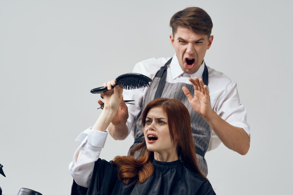 Une femme mécontente de son coiffeur. | Photo : Shutterstock