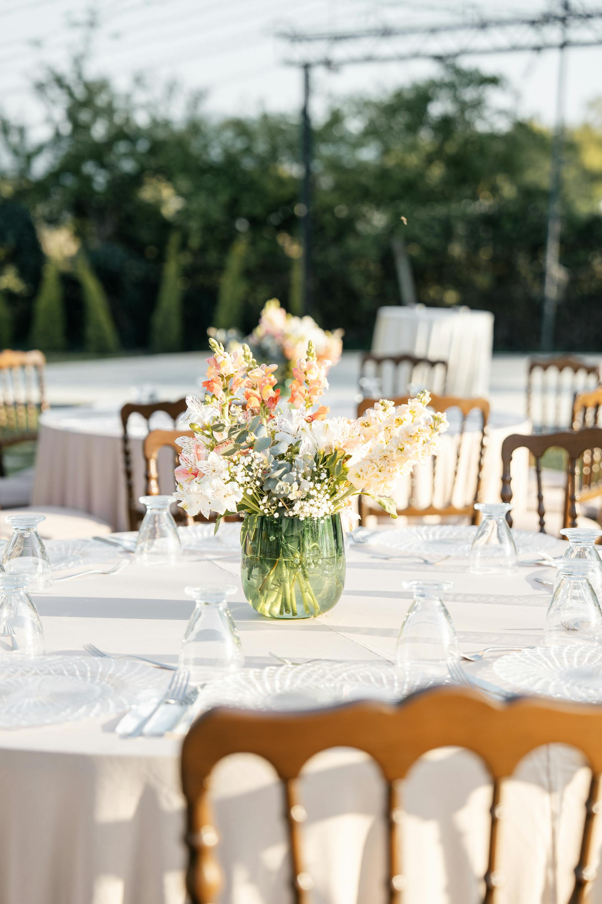 A centerpiece decorating a table | Source: Pexels