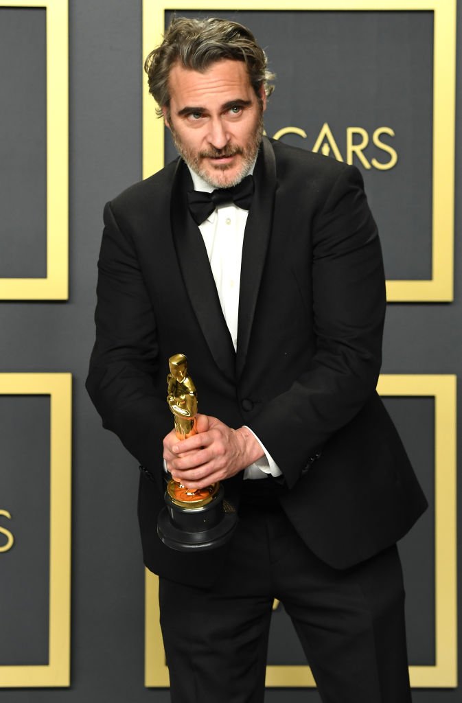 L'acteur Joaquin Phoenix avec son Oscar | Photo : Getty Images L'acteur Joaquin Phoenix avec son Oscar | Photo : Getty Images