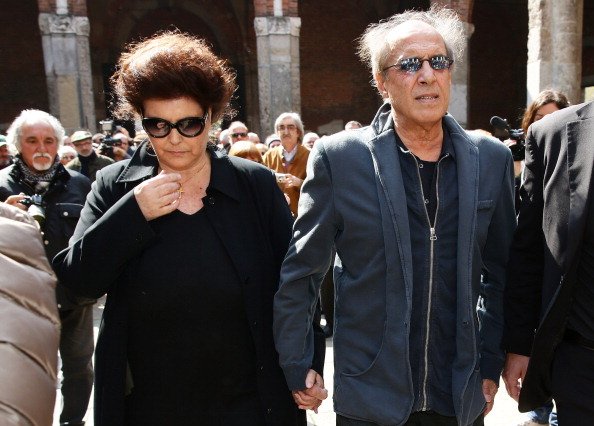 Claudia Mori und Adriano Celentano auf der Beerdigung von Sänger Enzo Jannacci, Basilica di Sant'Ambrogio, 2. April 2013, Milan | Quelle: Getty Images