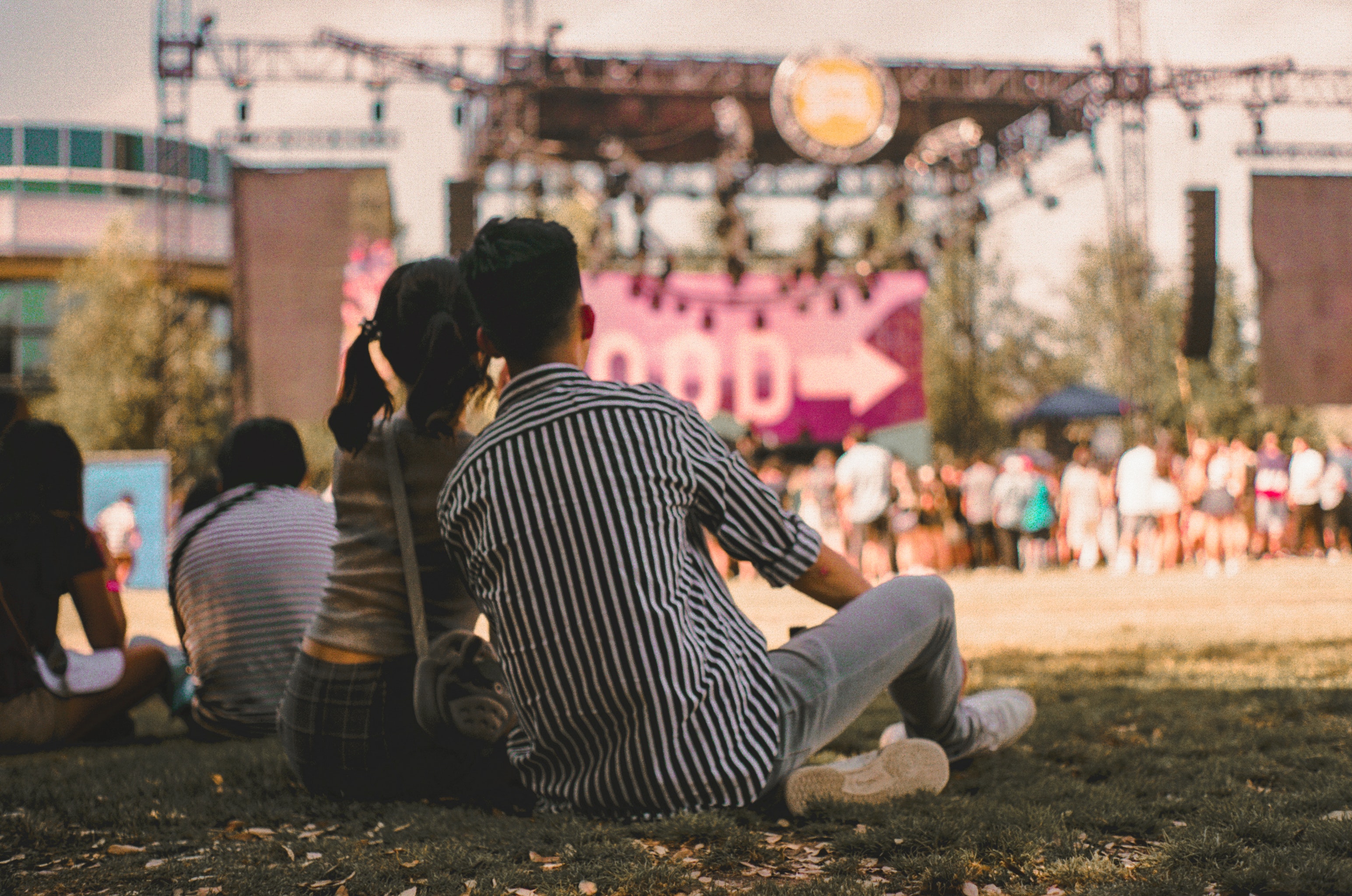 A couple at a concert. | Source: Pexels