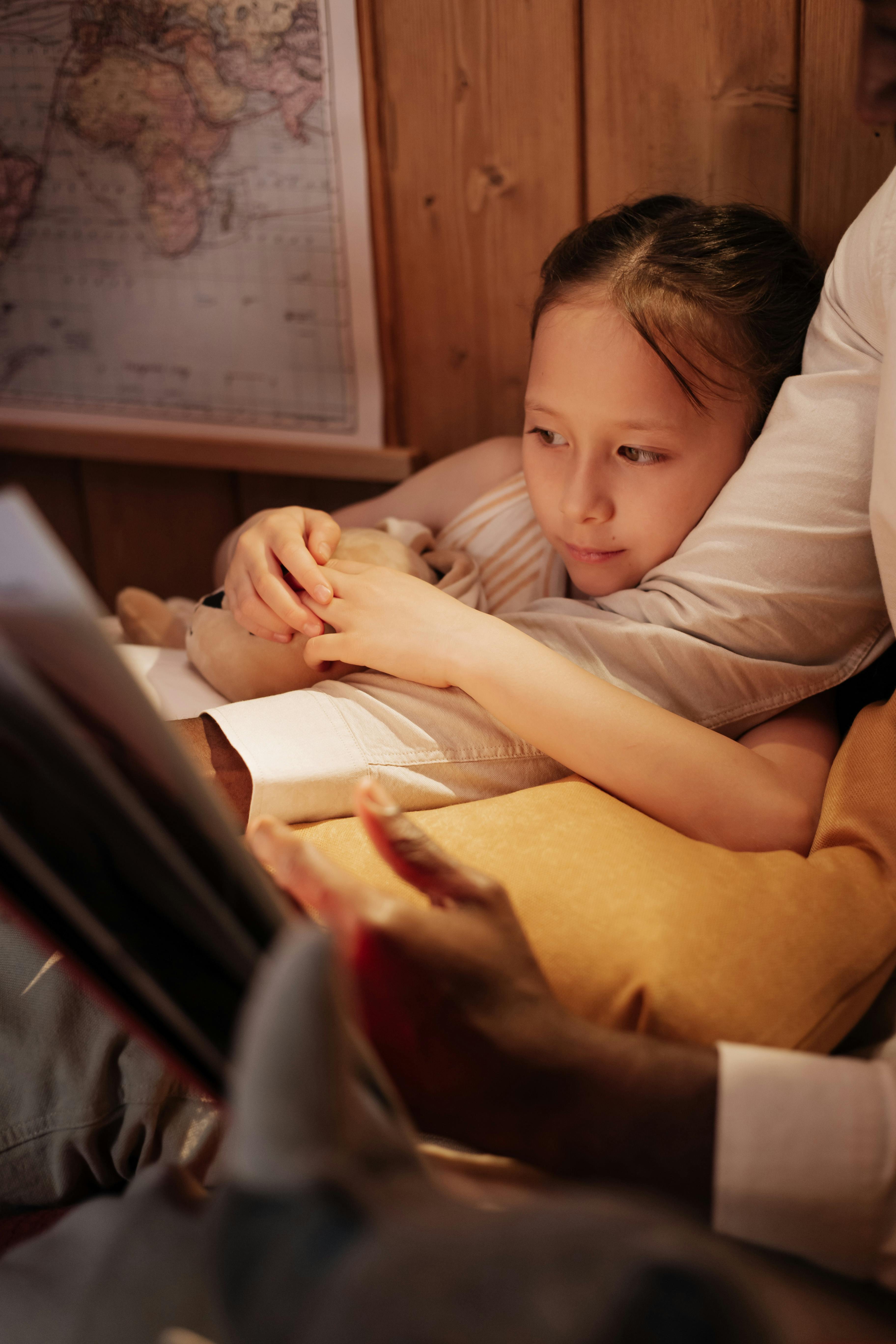 Father tucks daughter in to sleep | Source: Pexels