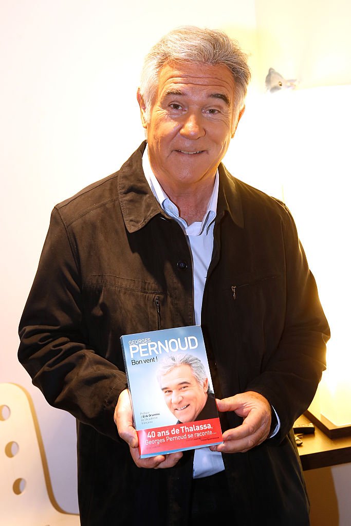 le journaliste Georges Pernoud présente son livre 'Bon vent !' lors de l'émission de télévision française 'Vivement Dimanche' au Pavillon Gabriel le 23 septembre 2015 à Paris, France. | Photo : Getty Images