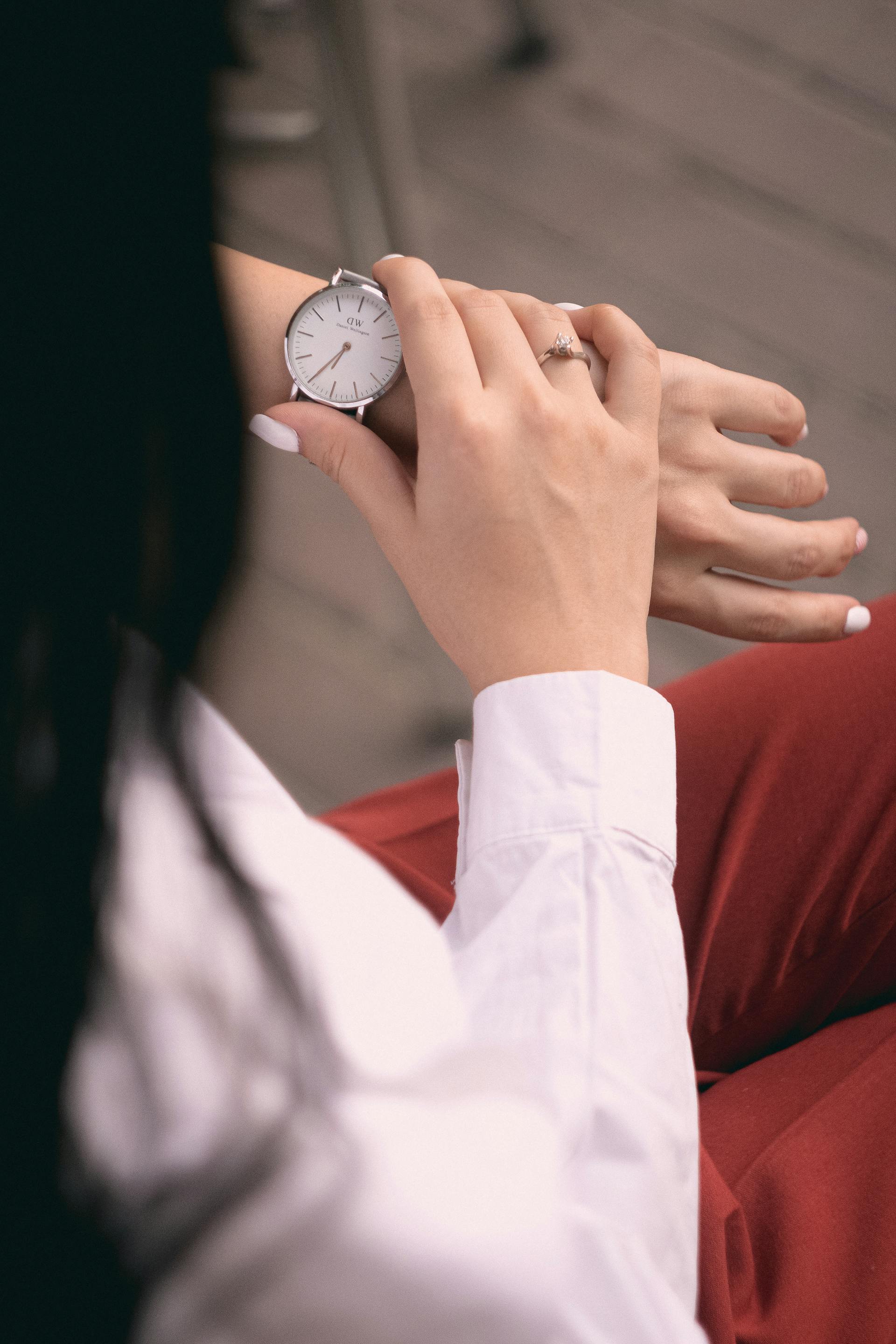 Woman looking at her watch | Source: Pexels