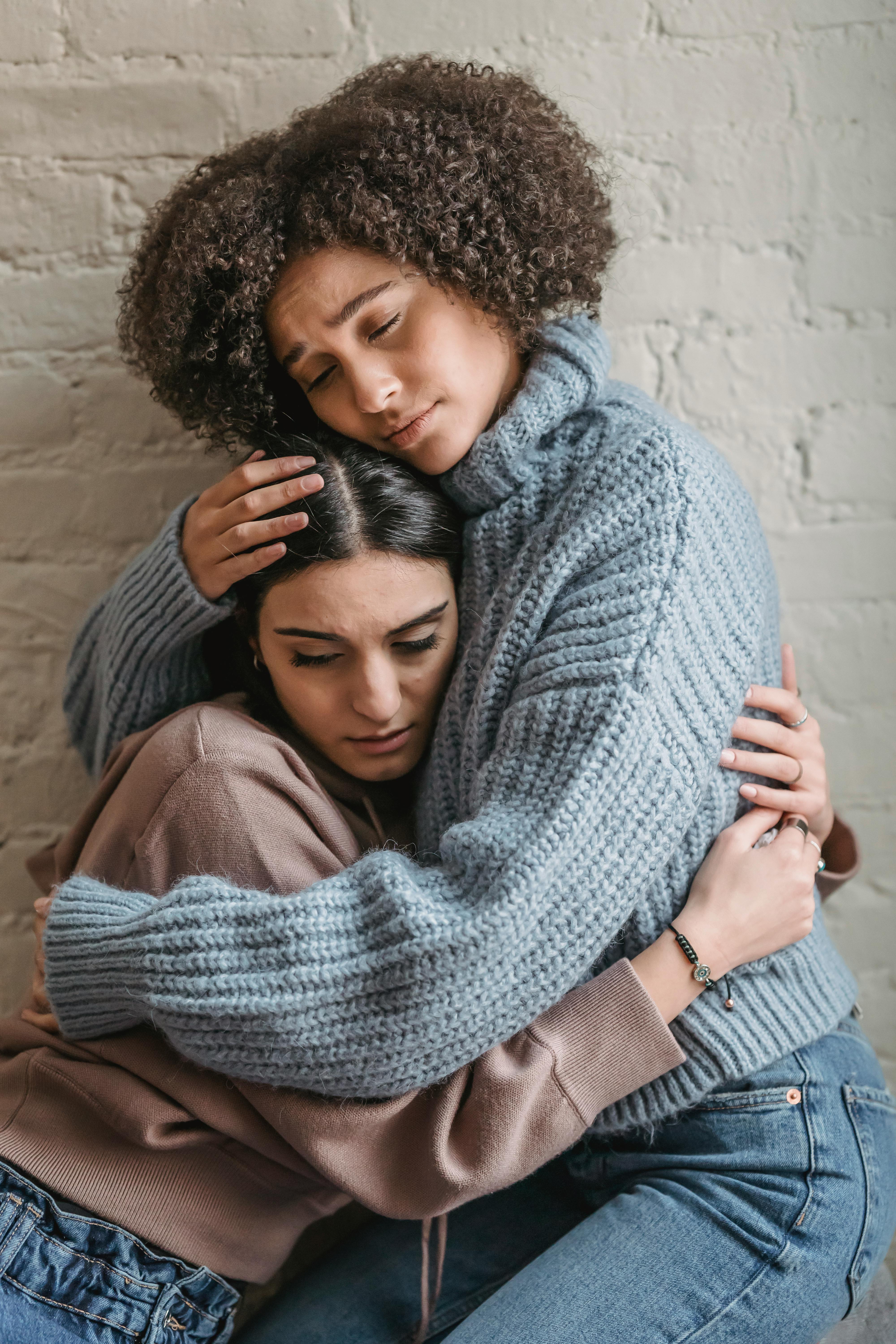 A young woman hugging her upset friend | Source: Liza Summer on Pexels