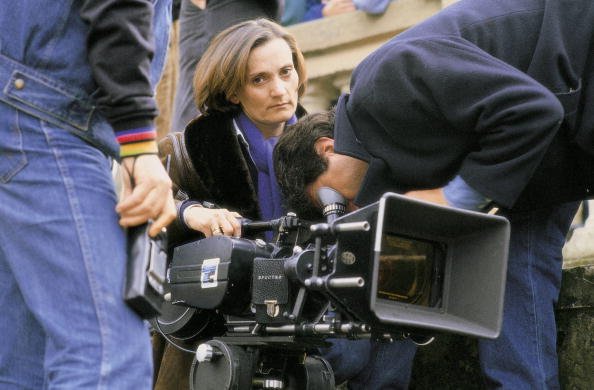 Pilar Miro dirige el rodaje de una película. | Foto: Getty Images