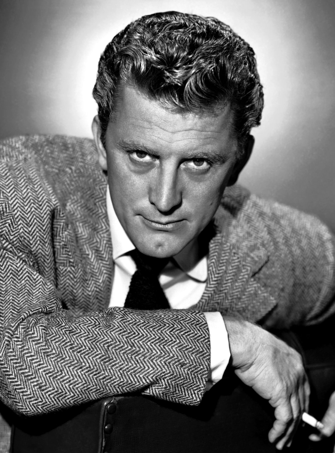 Publicity photo of Kirk Douglas nin the early '50s | Photo: Wikimedia Commons Images