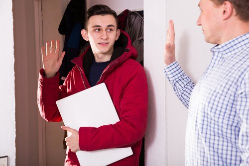 Padre e hijo se despiden. | Foto: Shutterstock