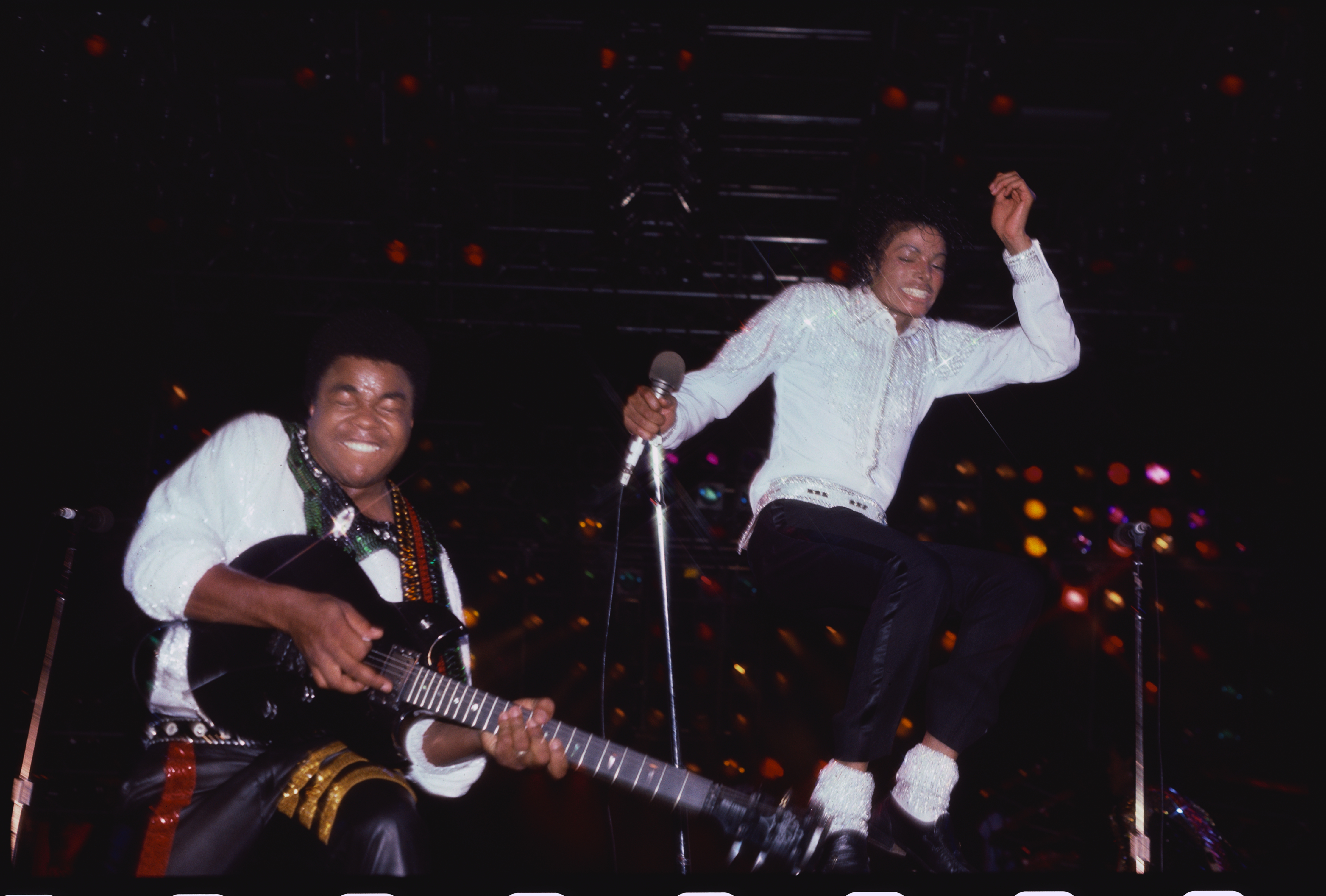 Tito and Michael Jackson performing during The Jackson 5s Victory Tour in 1984. | Source: Getty Images