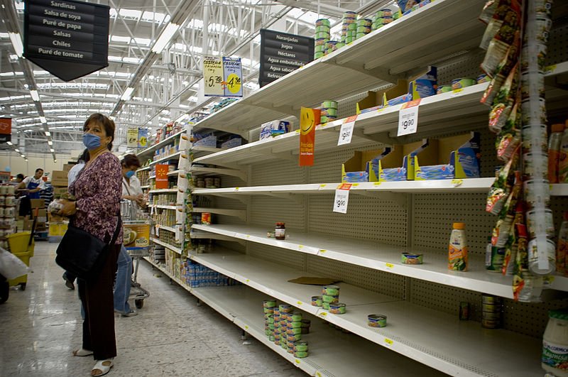 Mujeres se protegen en supermercado en México usando tapabocas. | Foto: Wikimedia Commons