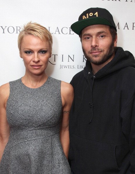 Pamela Anderson and Rick Salomon attend The Martin Katz Jewel Suite Debuts At The New York Palace Hotel on November 13, 2013, in New York City. | Source: Getty Images.