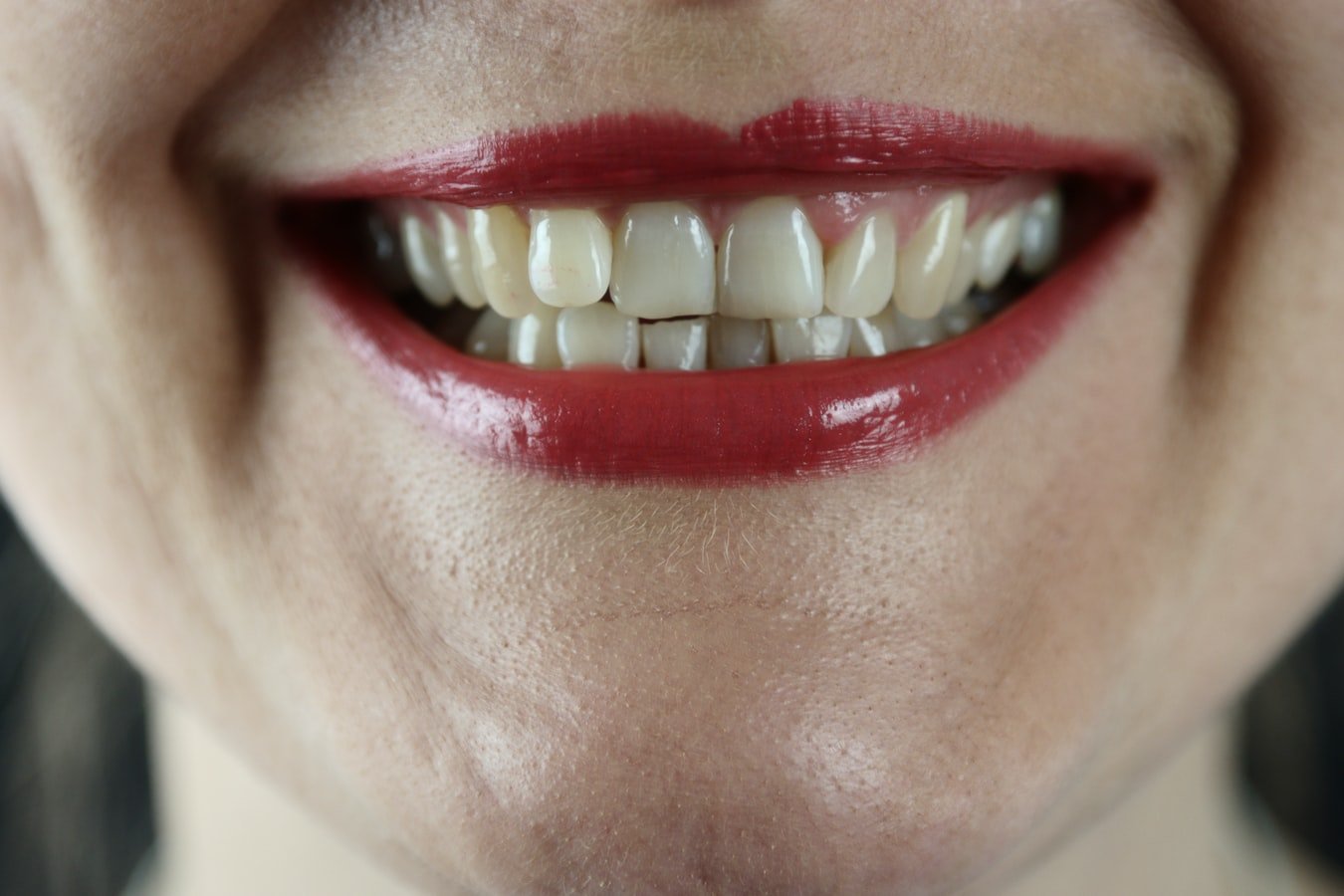Une personne souriant. l Source : Unsplash