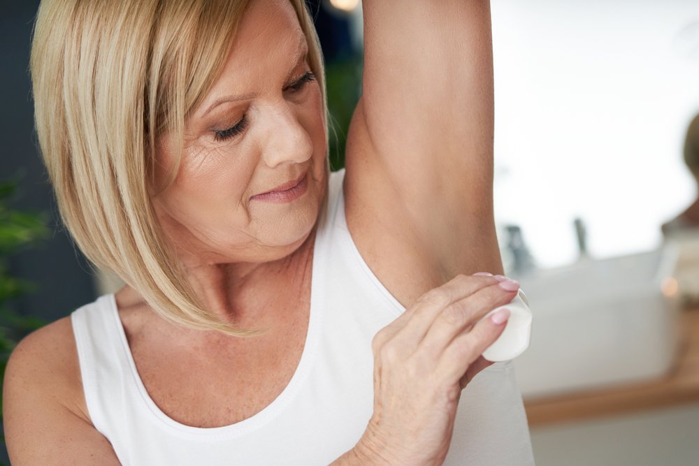 Mujer aplicándose desodorante. | Foto: Shutterstock