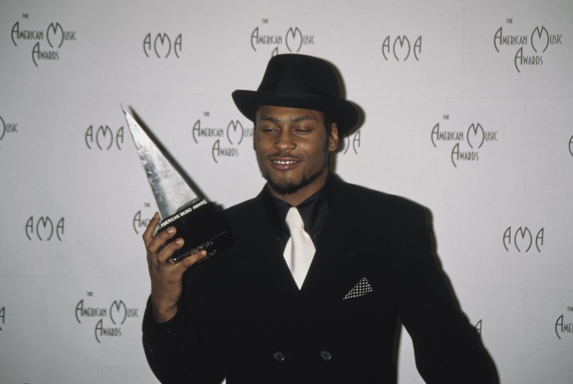 D'Angelo in the press room of the 24th Annual American Music Awards, held at the Shrine Auditorium in Los Angeles, California, on January 27, 1997 | Source: Getty Images