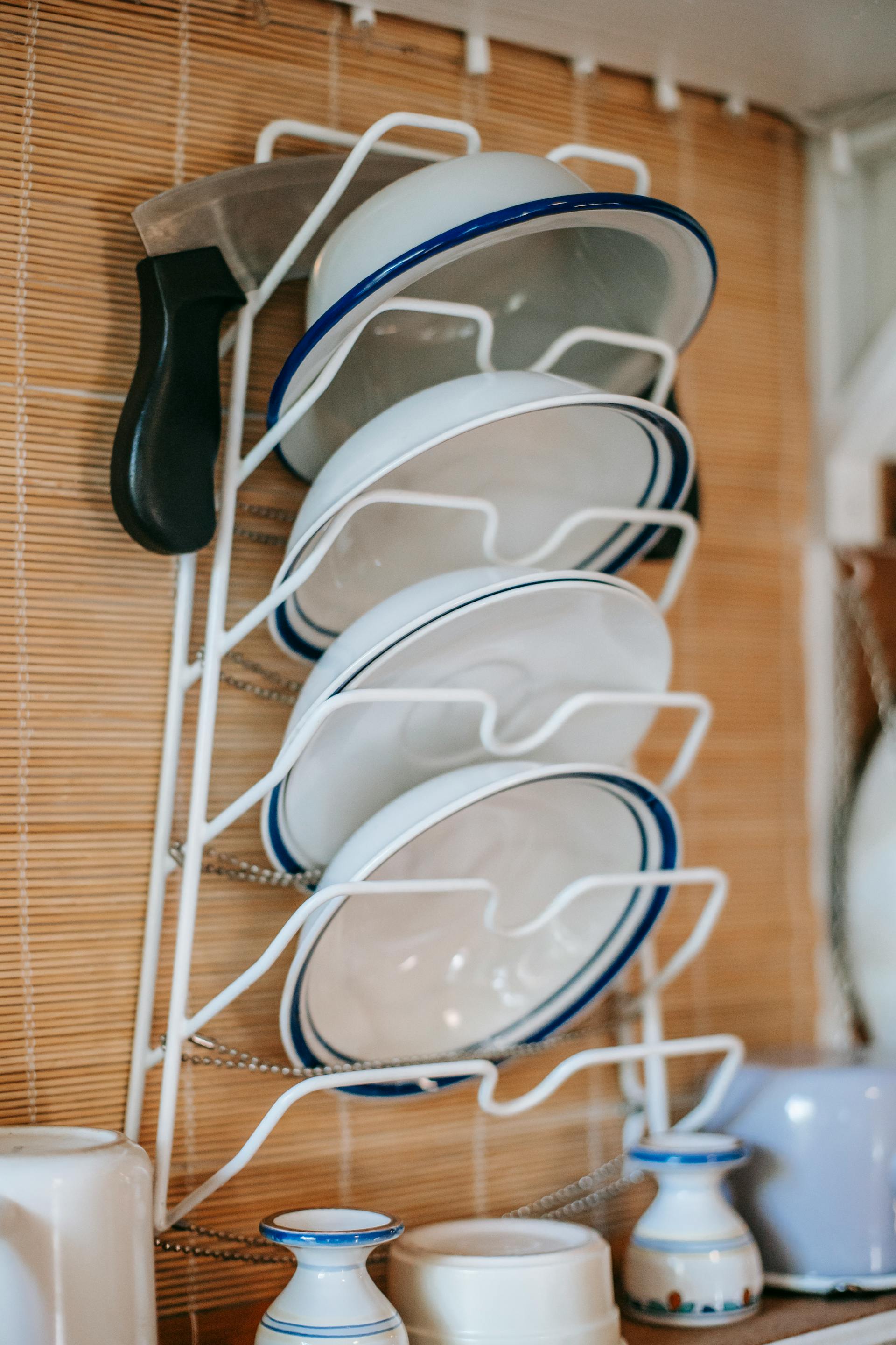 A wall plate rack with ceramic plates in a kitchen | Source: Pexels