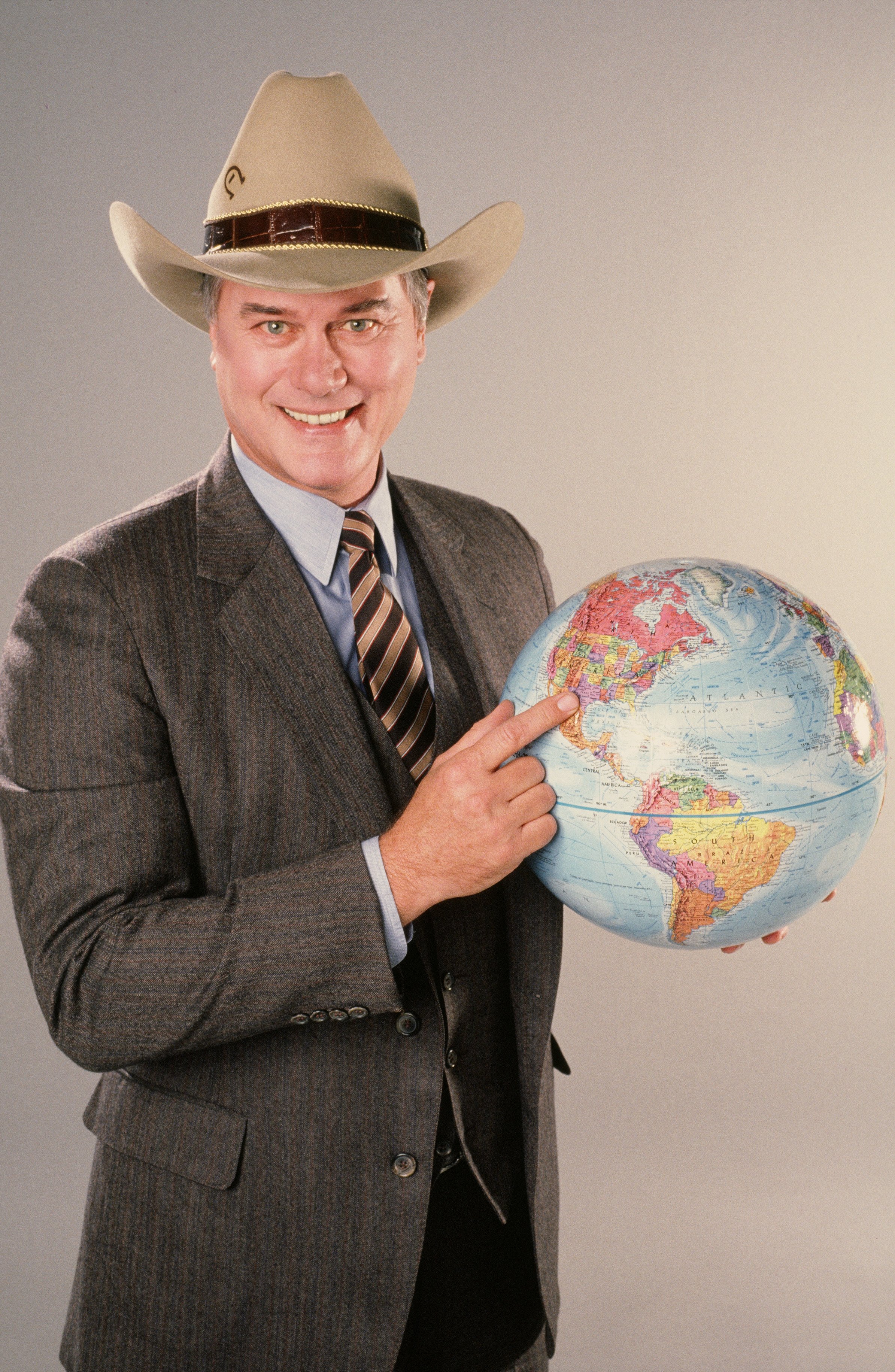 Larry Hagman smiles during a studio portrait session in Los Angeles, California in 1982. | Photo: Getty Images