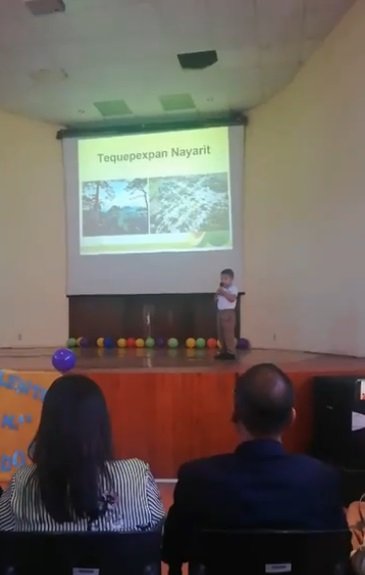 Exposición sobre el aguacate, realizada por Ángel Rivas, de 4 años. | Foto: Facebook/Liiz Godoy