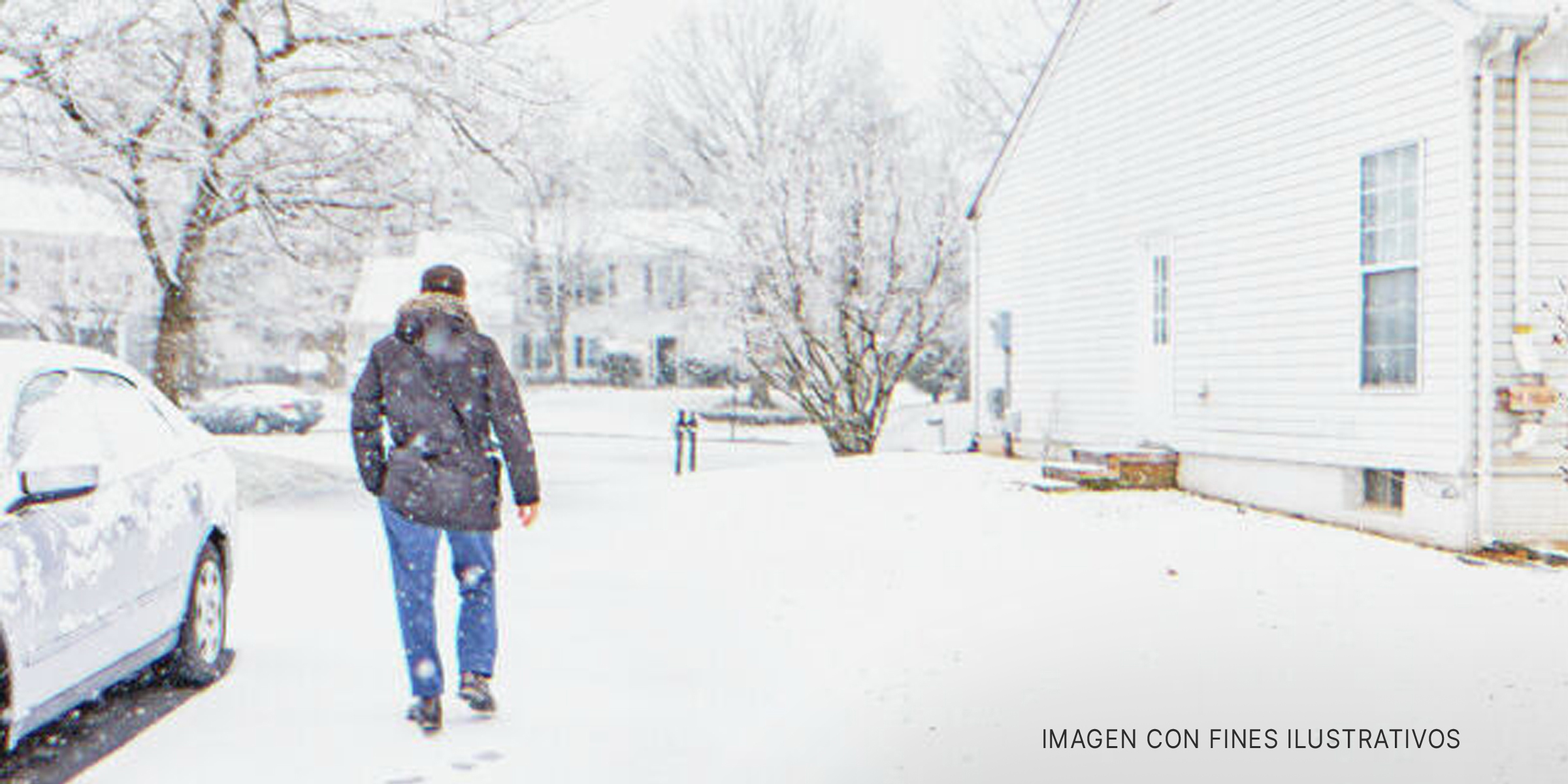 Hombre caminando bajo la nieve. | Foto: Shutterstock