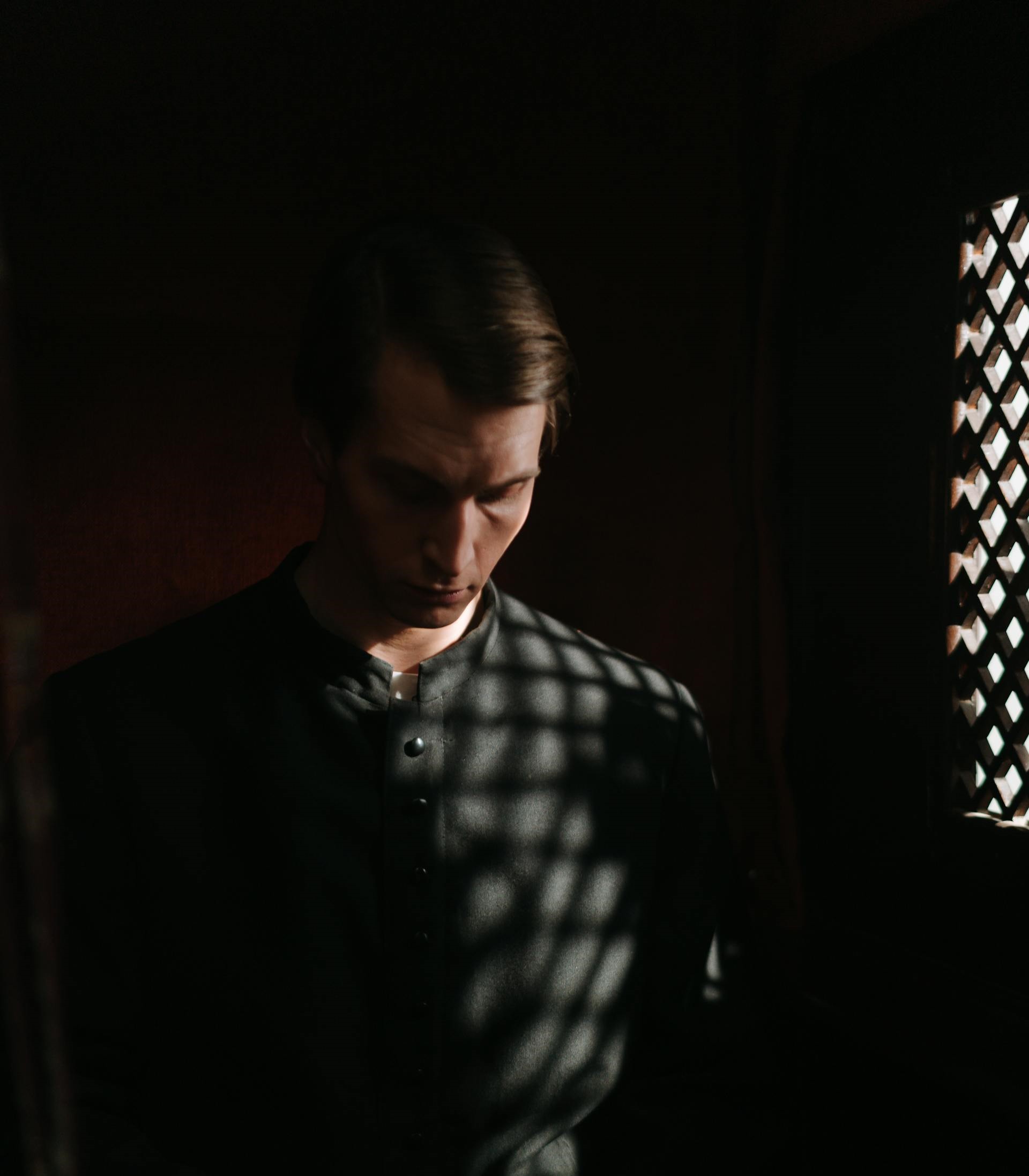 A priest in a confession booth | Source: Pexels