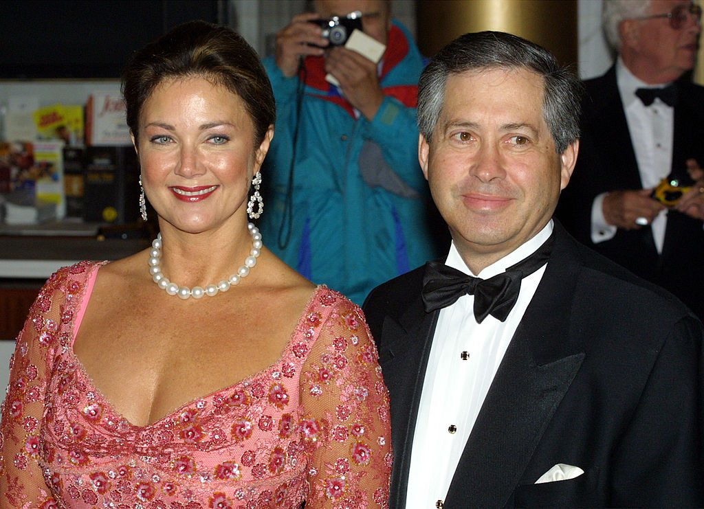 Actress Lynda Carter arrives with her husband, lawyer Robert Altman, at the annual Kennedy Center Honors Gala December 2, 2001. | Photo: Getty Images