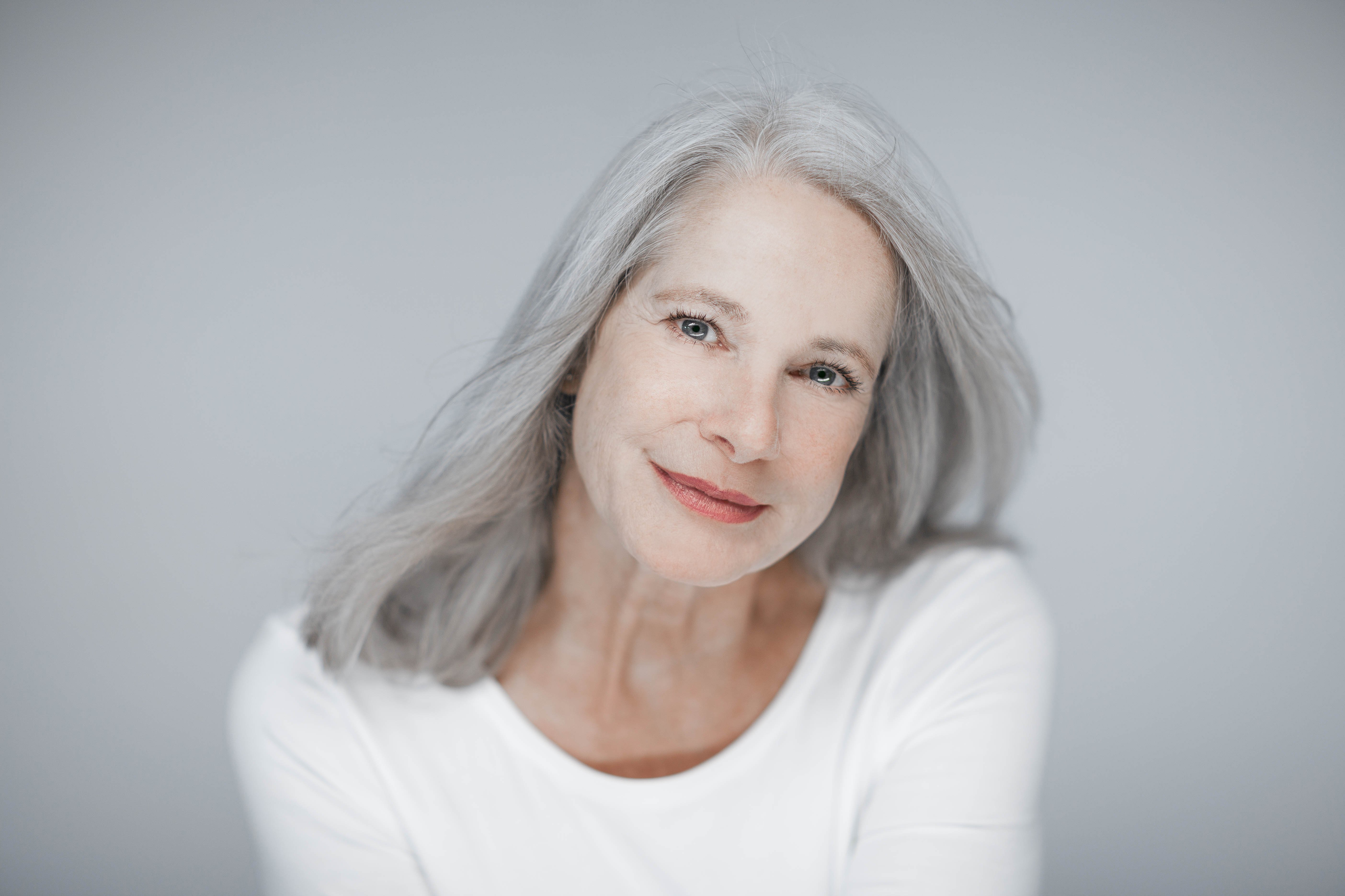 Une femme âgée avec des cheveux gris. | Photo : shutterstock