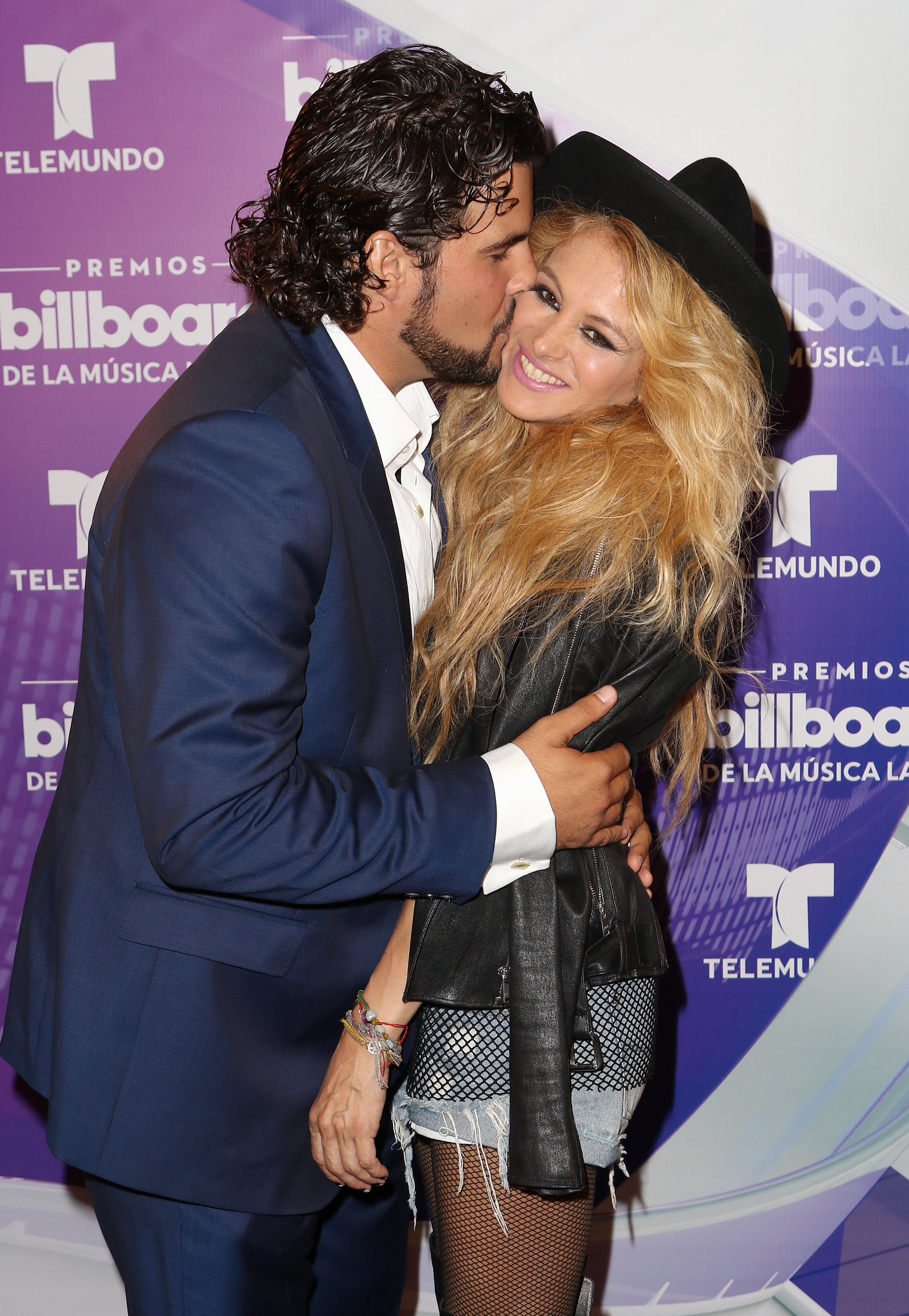 Gerardo Bazúa y Paulina Rubio tras bastidores en los Premios Billboard a la Música Latina en el Bank United Center en abril de 2016 en Coral Gables, Florida || Fuente: Getty Images Gerardo Bazúa y Paulina Rubio tras bastidores en los Premios Billboard a la Música Latina en el Bank United Center en abril de 2016 en Coral Gables, Florida || Fuente: Getty Images