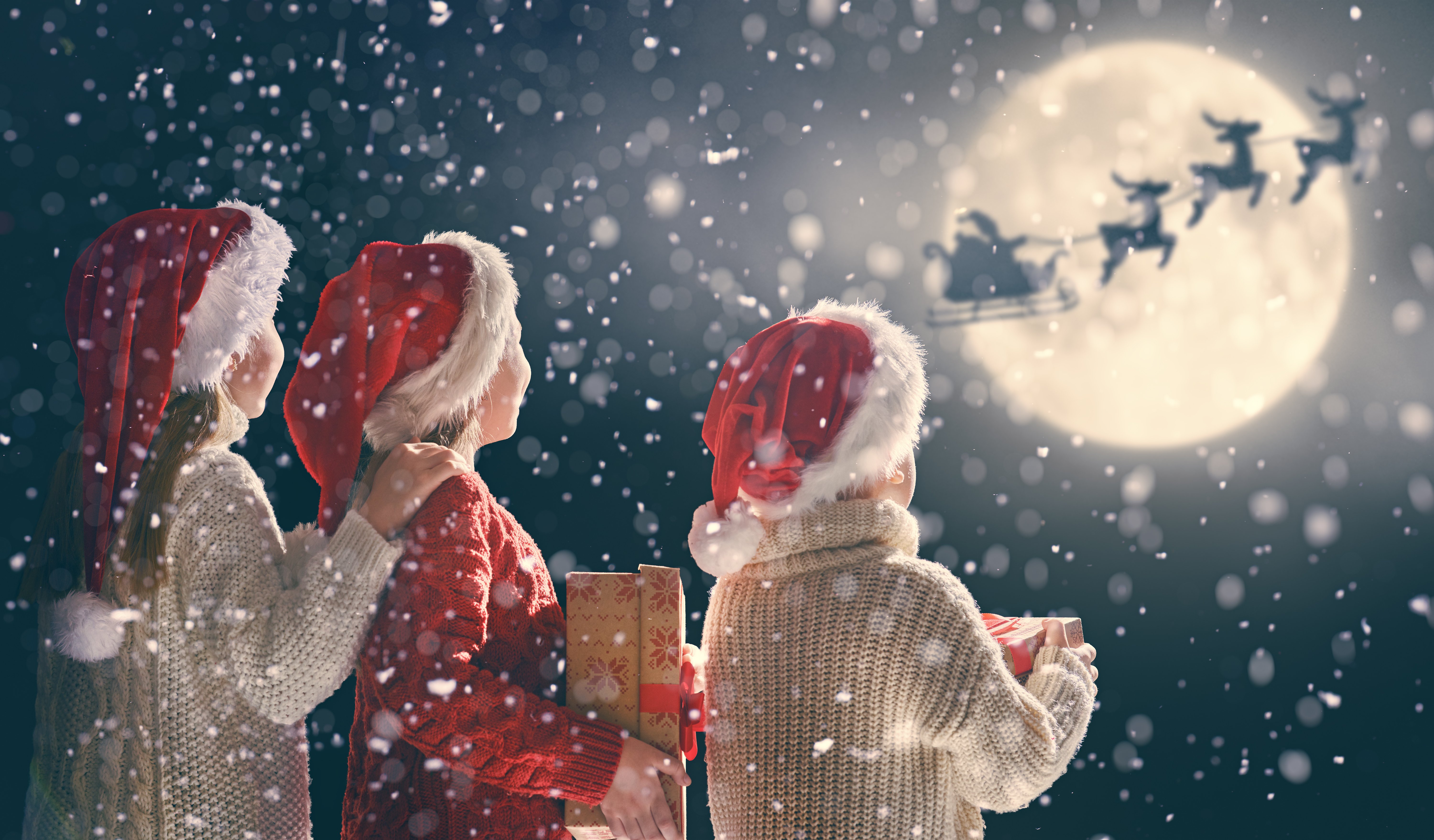 Kids celebrating Christmas and watching Santa from afar | Photo: Shutterstock