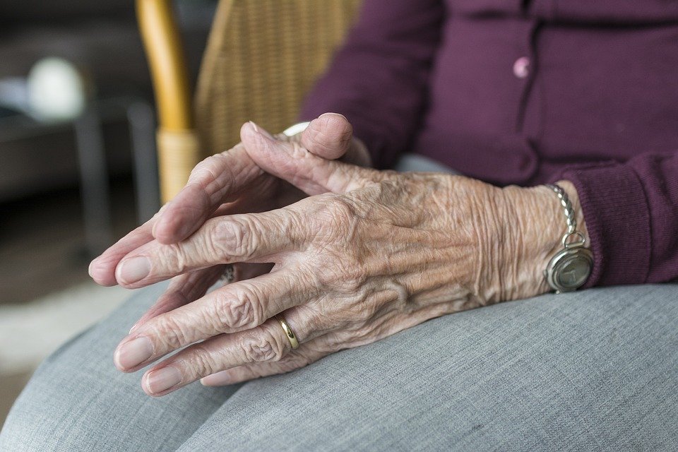 Main d'une femme âgée. | Photo : Pixabay
