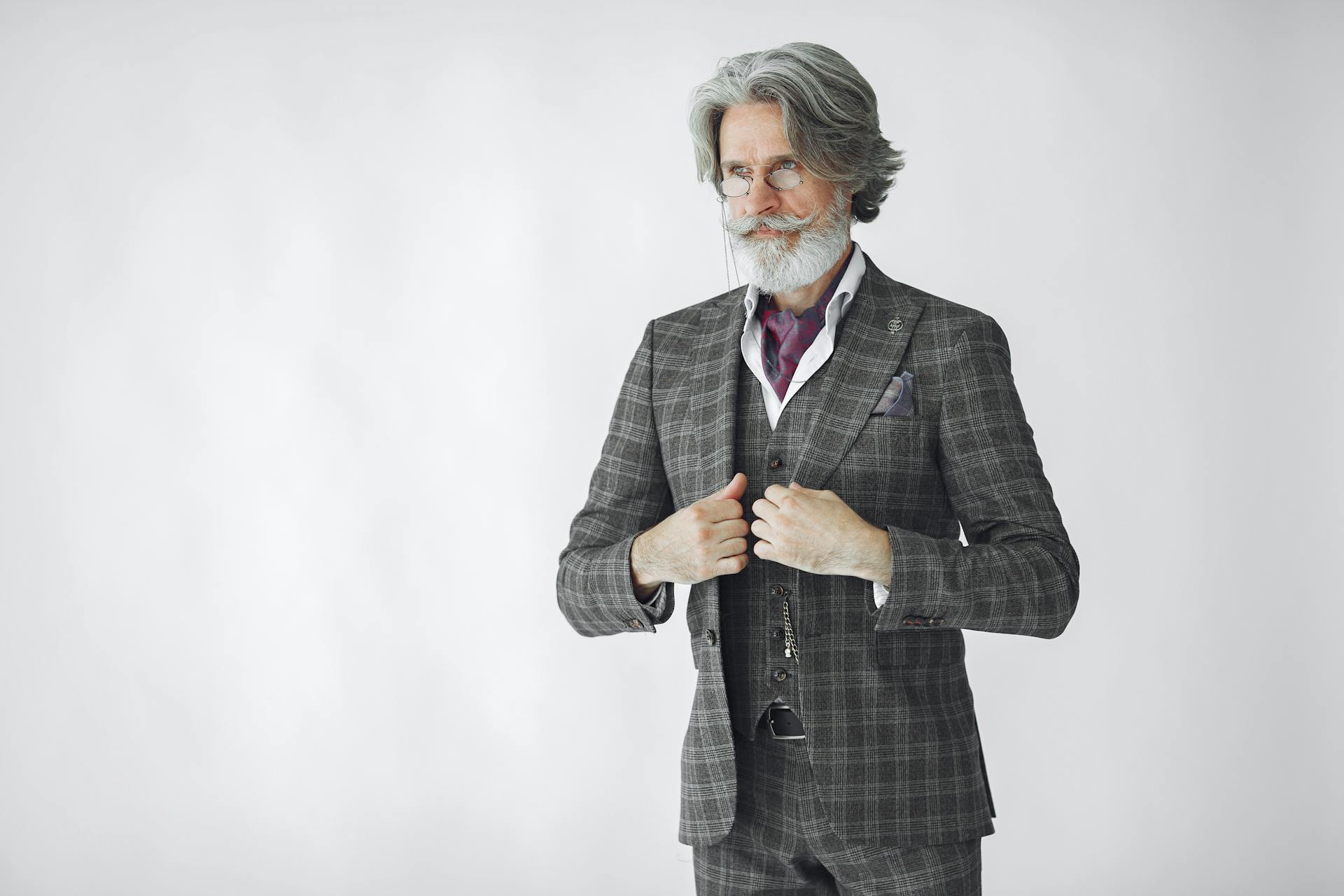 A stern-looking older man wearing a plaid suit | Source: Pexels