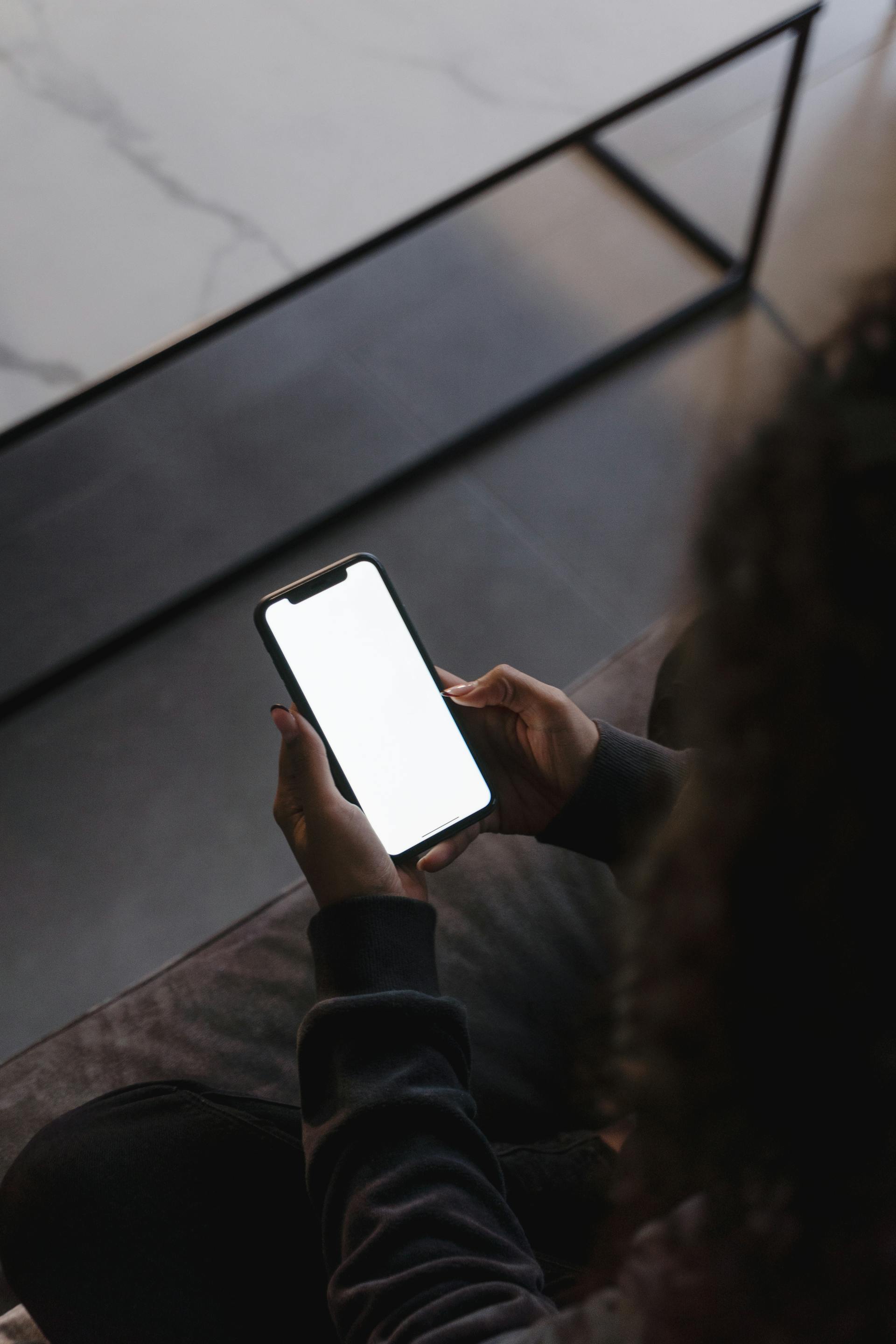 A woman's hand using a phone to make a call | Source: Pexels