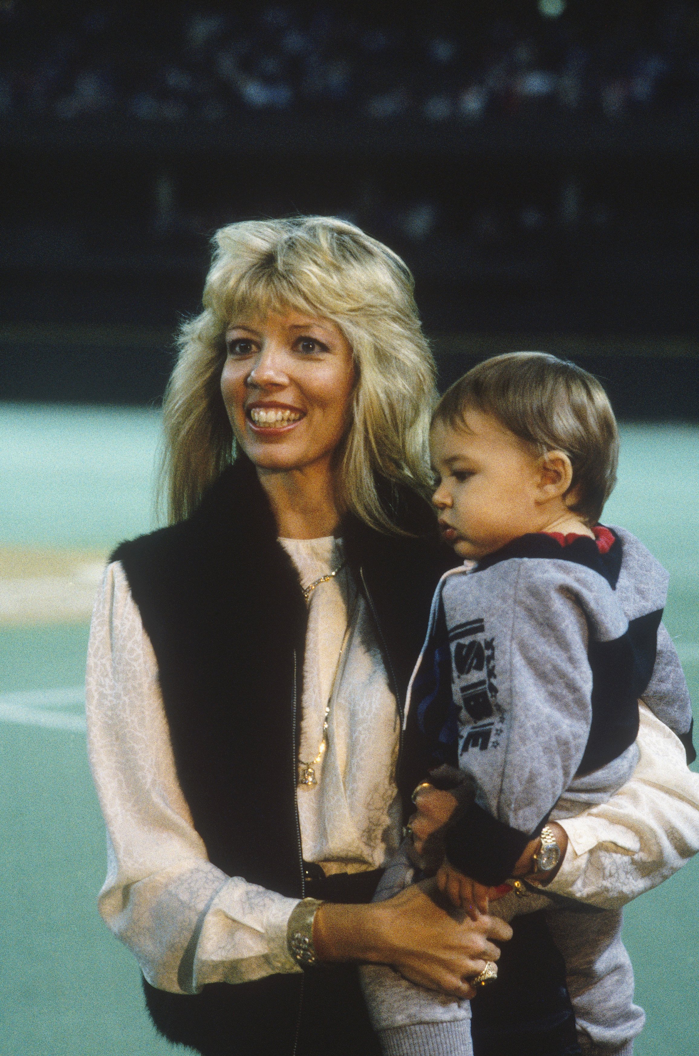 Pete Rose’s second wife Carol  J Woliung at Riverfront Stadium holding their son in Ohio on September 11, 1985 | Source: Getty Images 