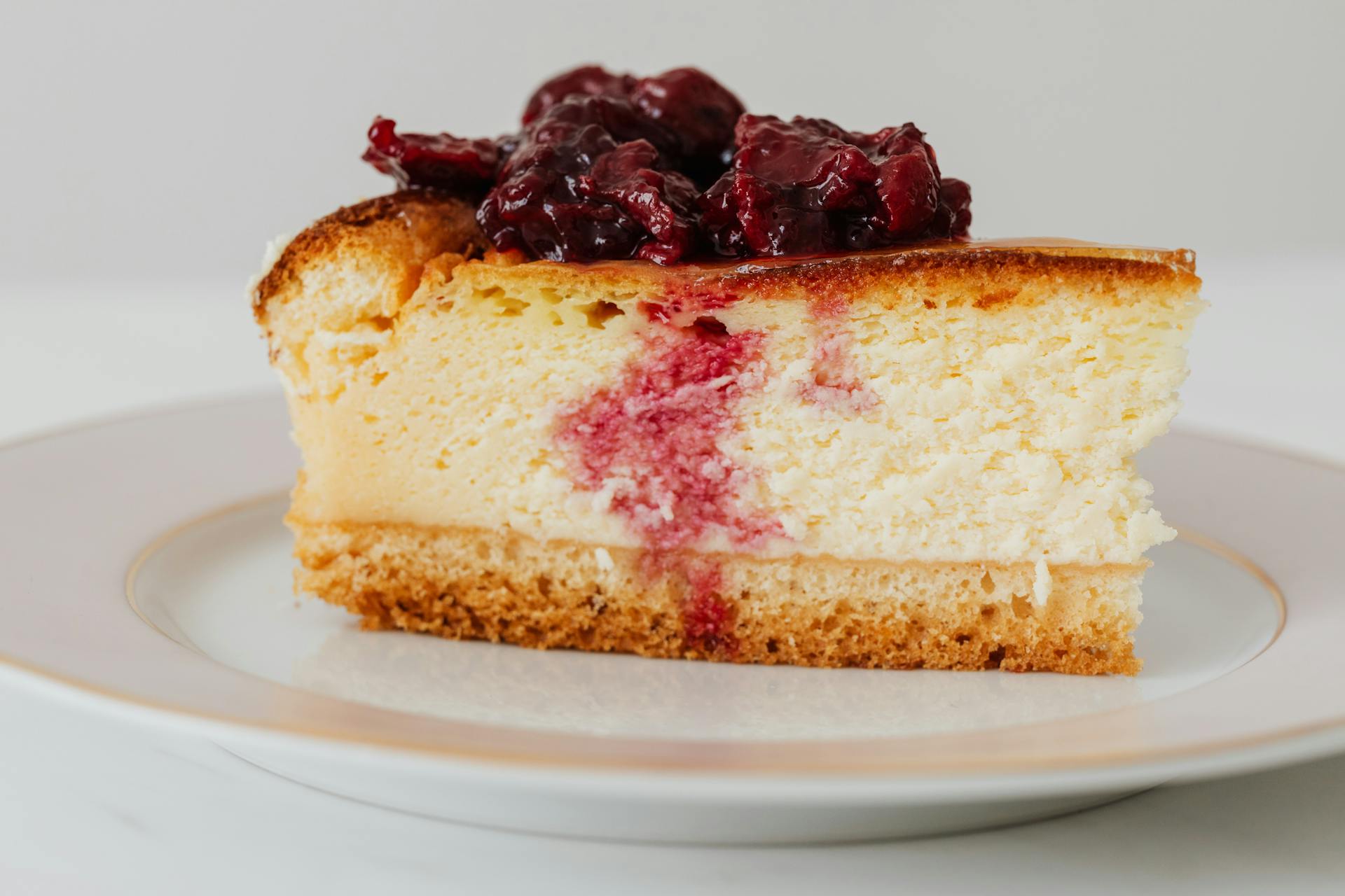 A slice of cheesecake | Source: Pexels