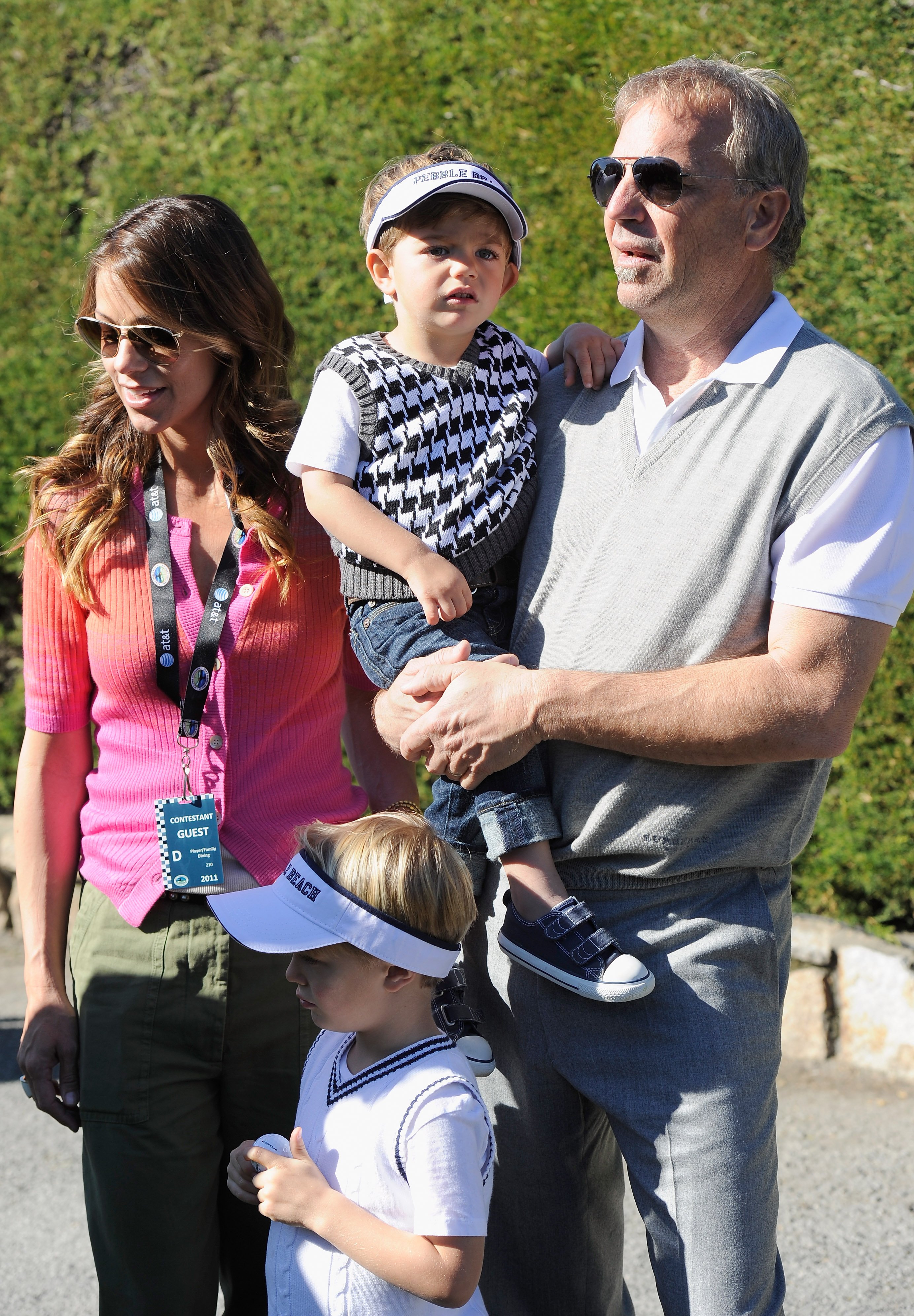 Kevin Costner with family members during the 3M Celebrity Challenge on February 9, 2011, in Pebble Beach, California | Source: Getty Images