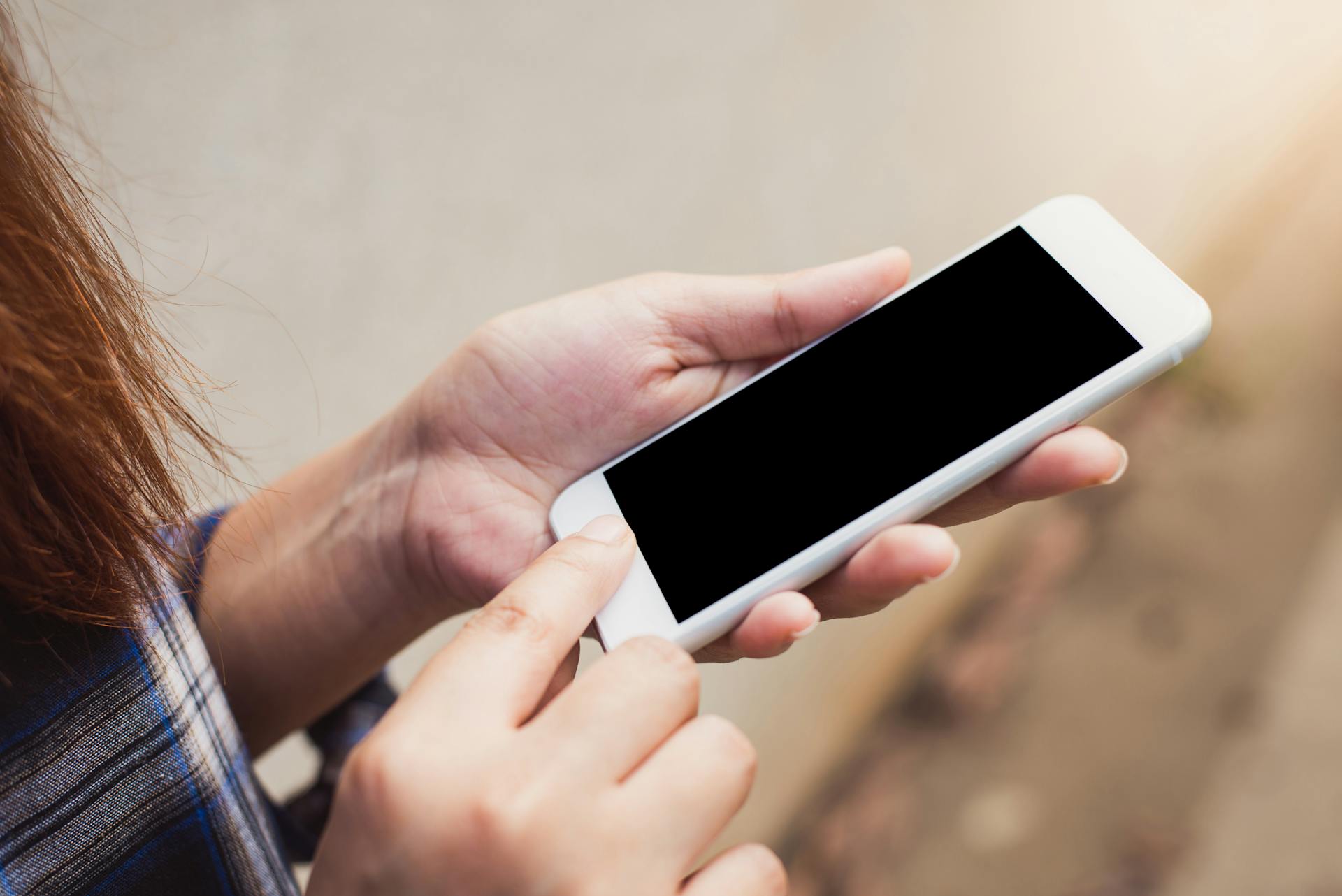 A woman using her phone | Source: Pexels