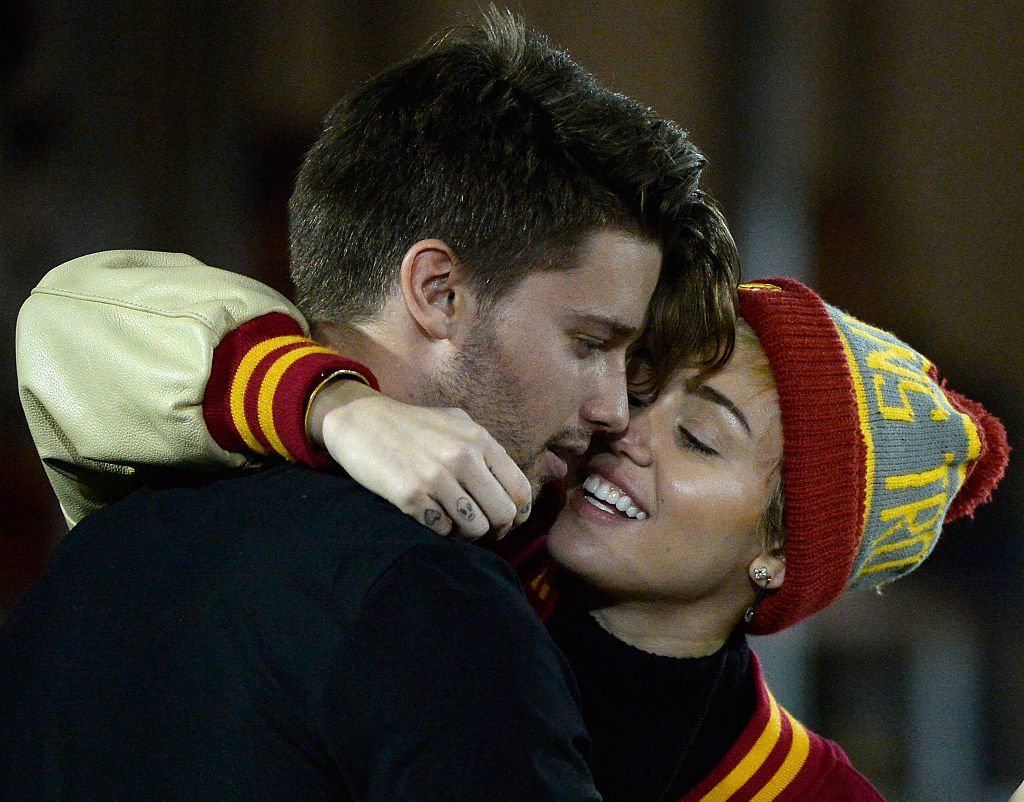 Miley Cyrus and Patrick Schwarzenegger during the game between the California Golden Bears and the USC Trojans on November 13, 2014. | Photo: GettyImages