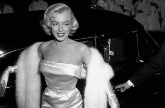 Marilyn Monroe (1926 - 1962) bei ihrer Ankunft zur Premiere des Films "There's No Business like Show Business". | Quelle: Getty Images